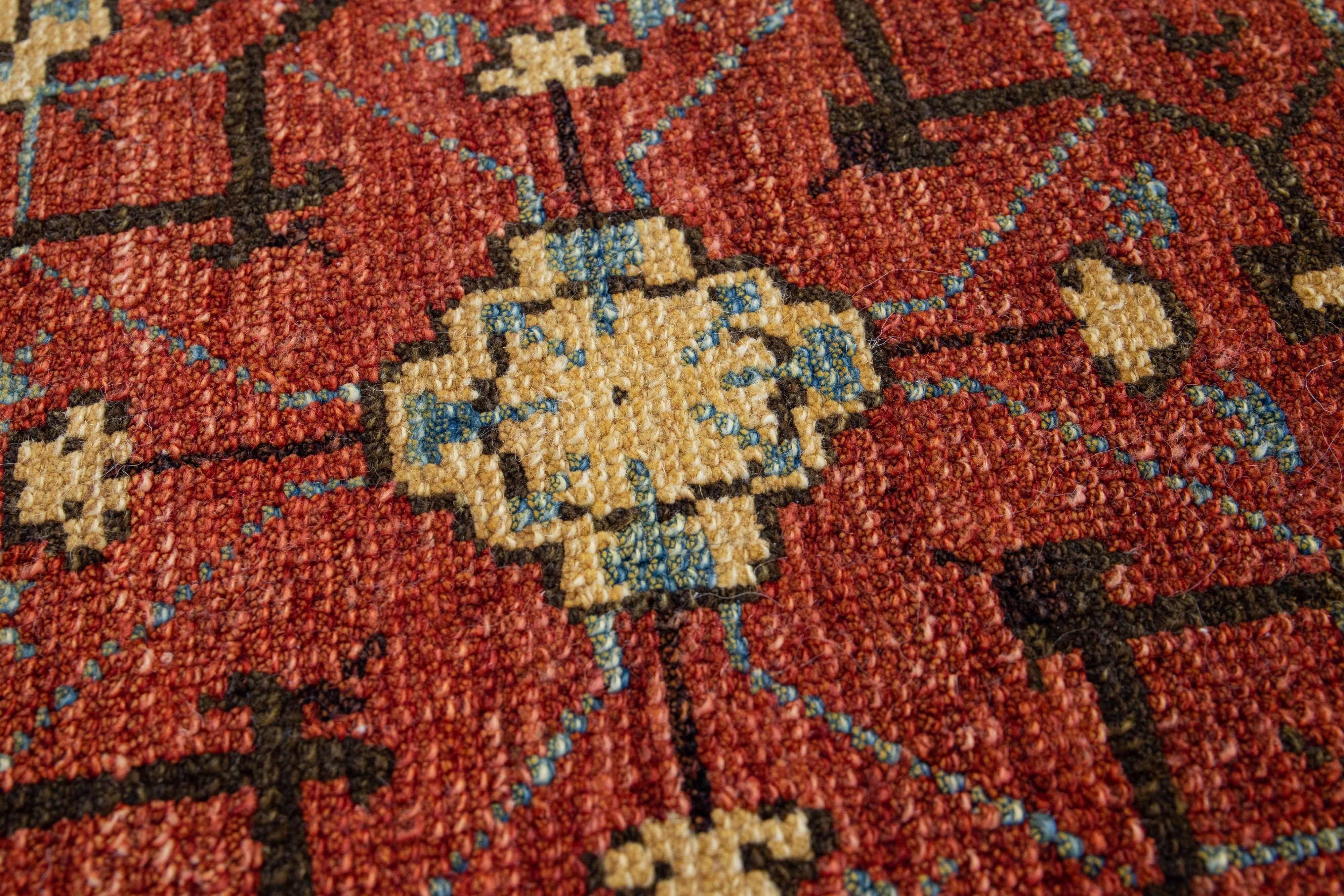 Handgefertigter roter maßgefertigter Wollteppich im modernen Khotan-Stil (Handgeknüpft) im Angebot