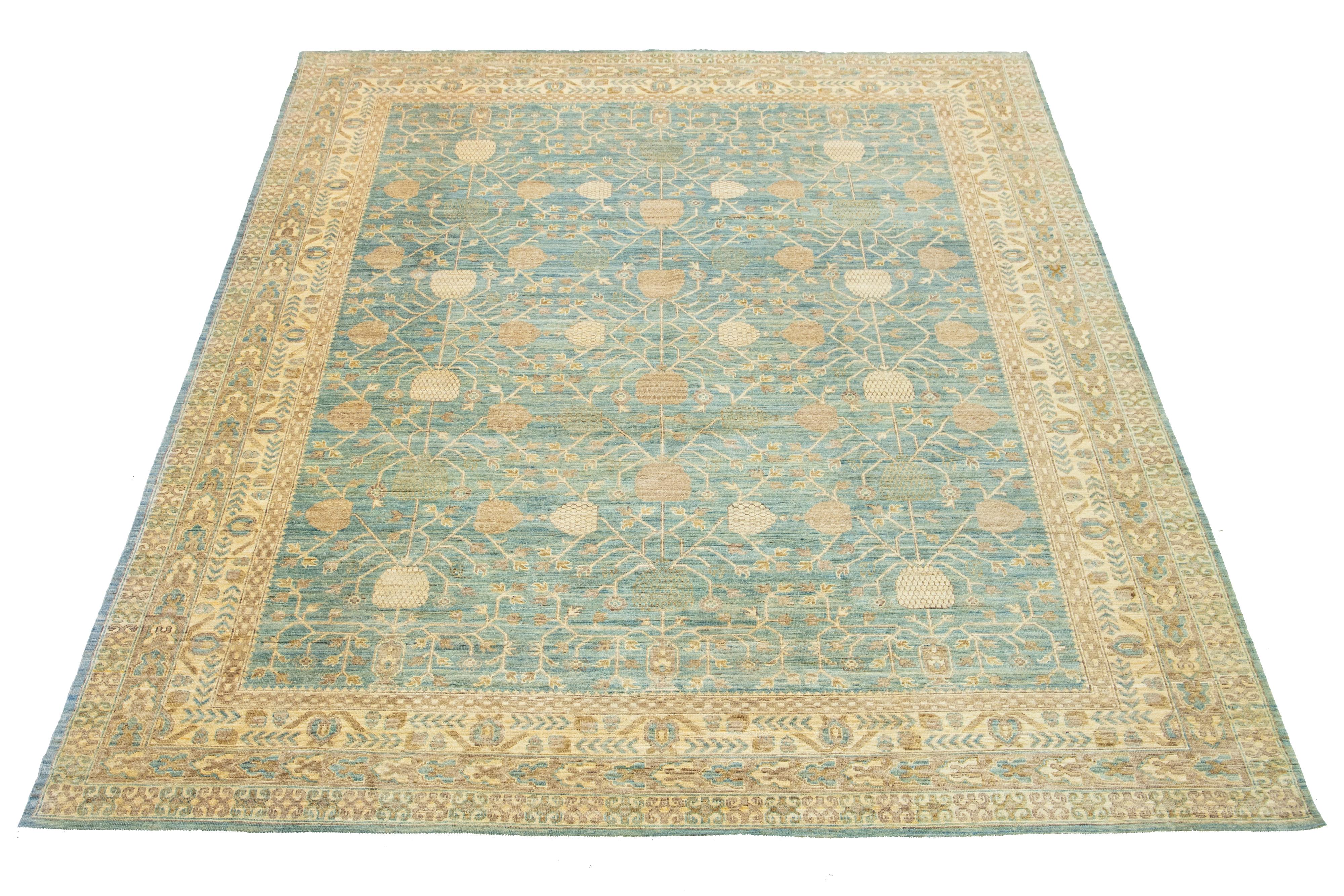 Questo squisito tappeto moderno in lana annodato a mano in stile Khotan presenta un campo azzurro. Il pezzo è elegantemente incorniciato da accenti beige e presenta un sofisticato disegno all-over.

Questo tappeto misura 9'1