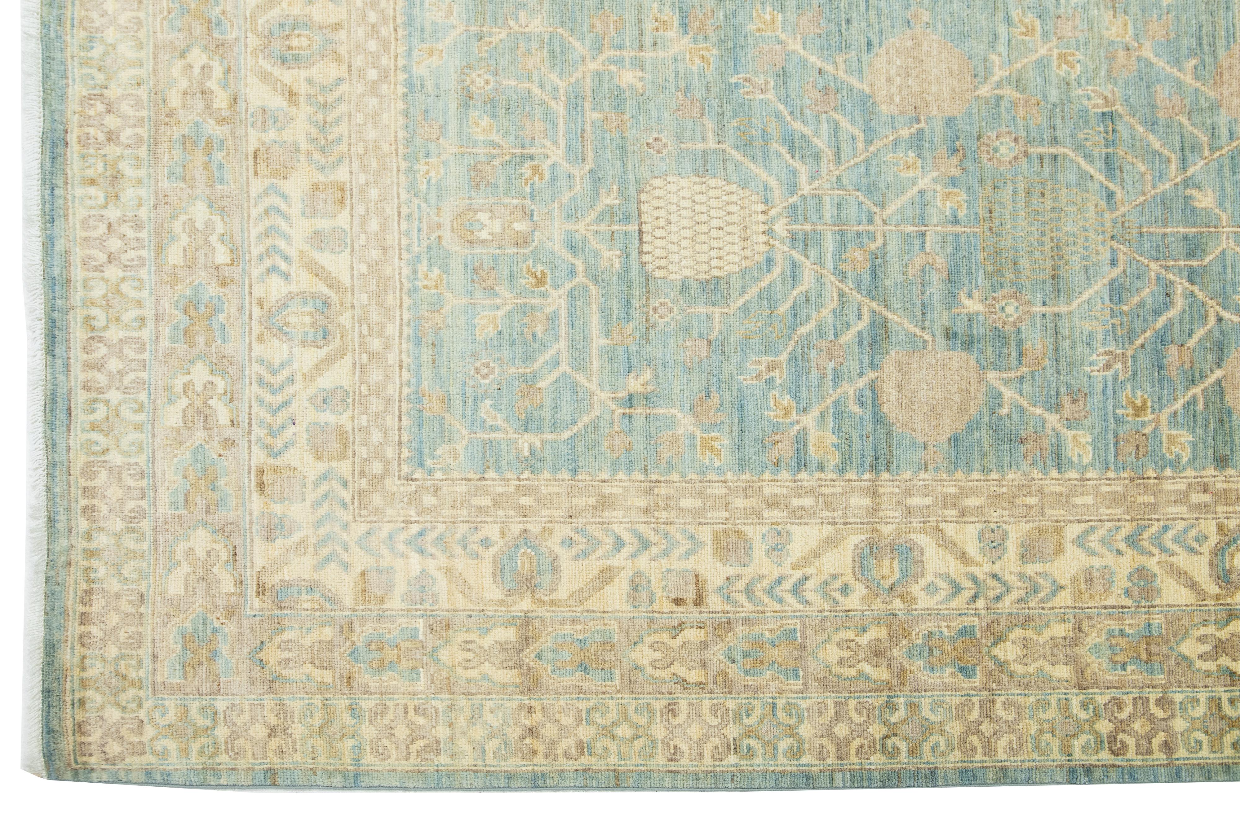 XXI secolo e contemporaneo Tappeto in lana fatto a mano in stile Khotan moderno in blu con motivo a trifoglio in vendita