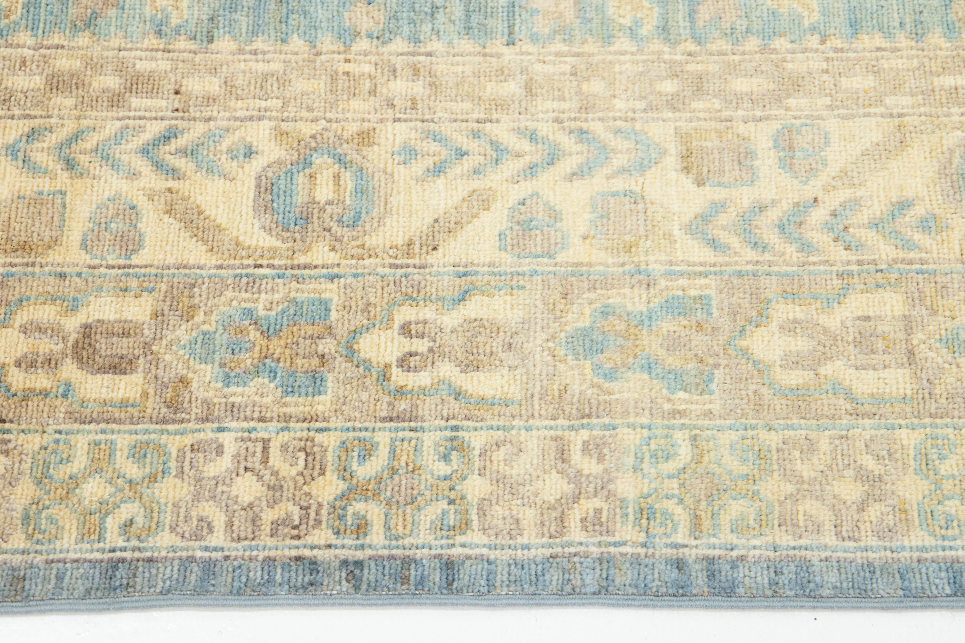 Tappeto in lana fatto a mano in stile Khotan moderno in blu con motivo a trifoglio in vendita 2