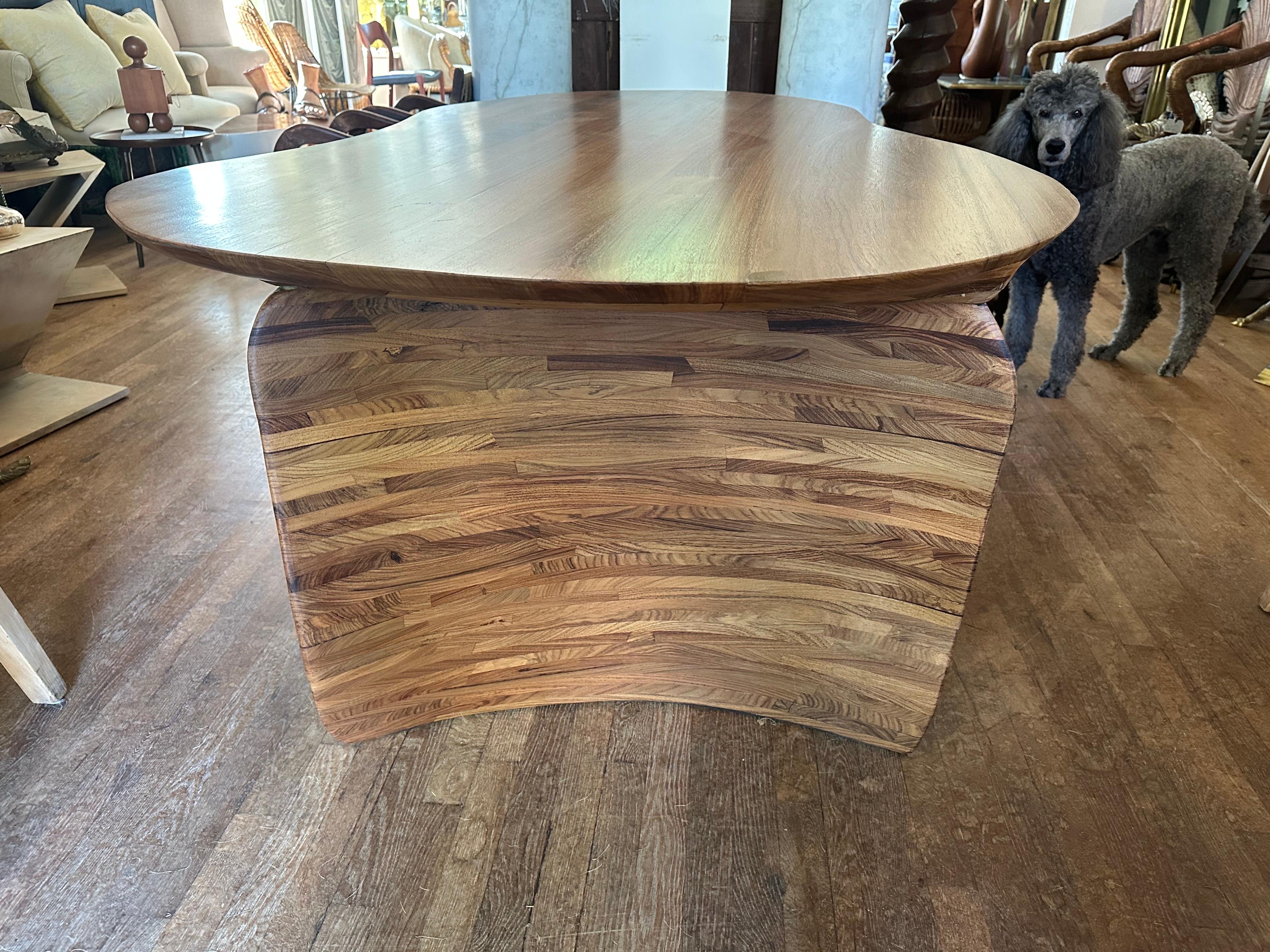 Modern Kidney-Shaped Table For Sale 1