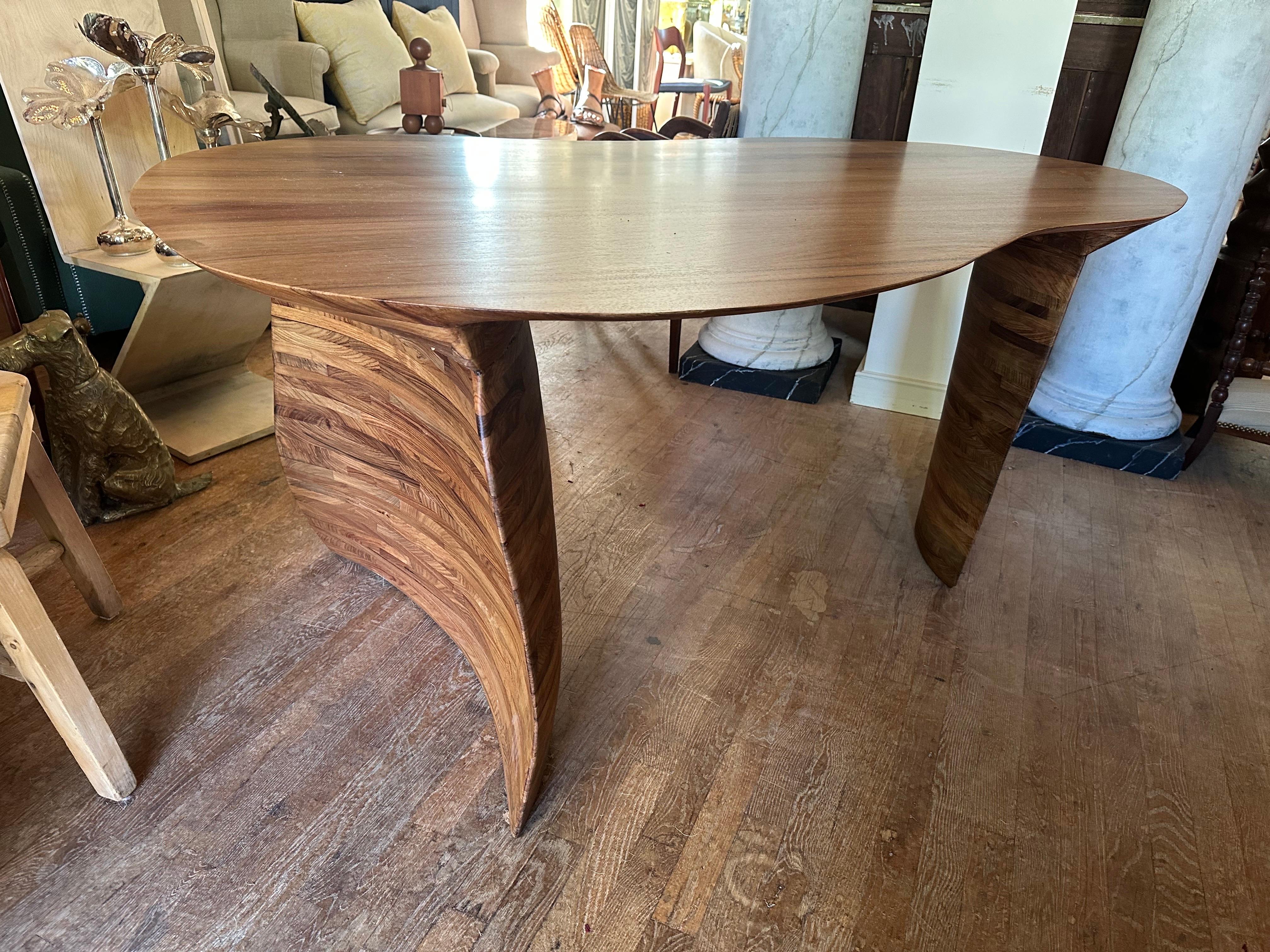Modern Kidney-Shaped Table For Sale 4