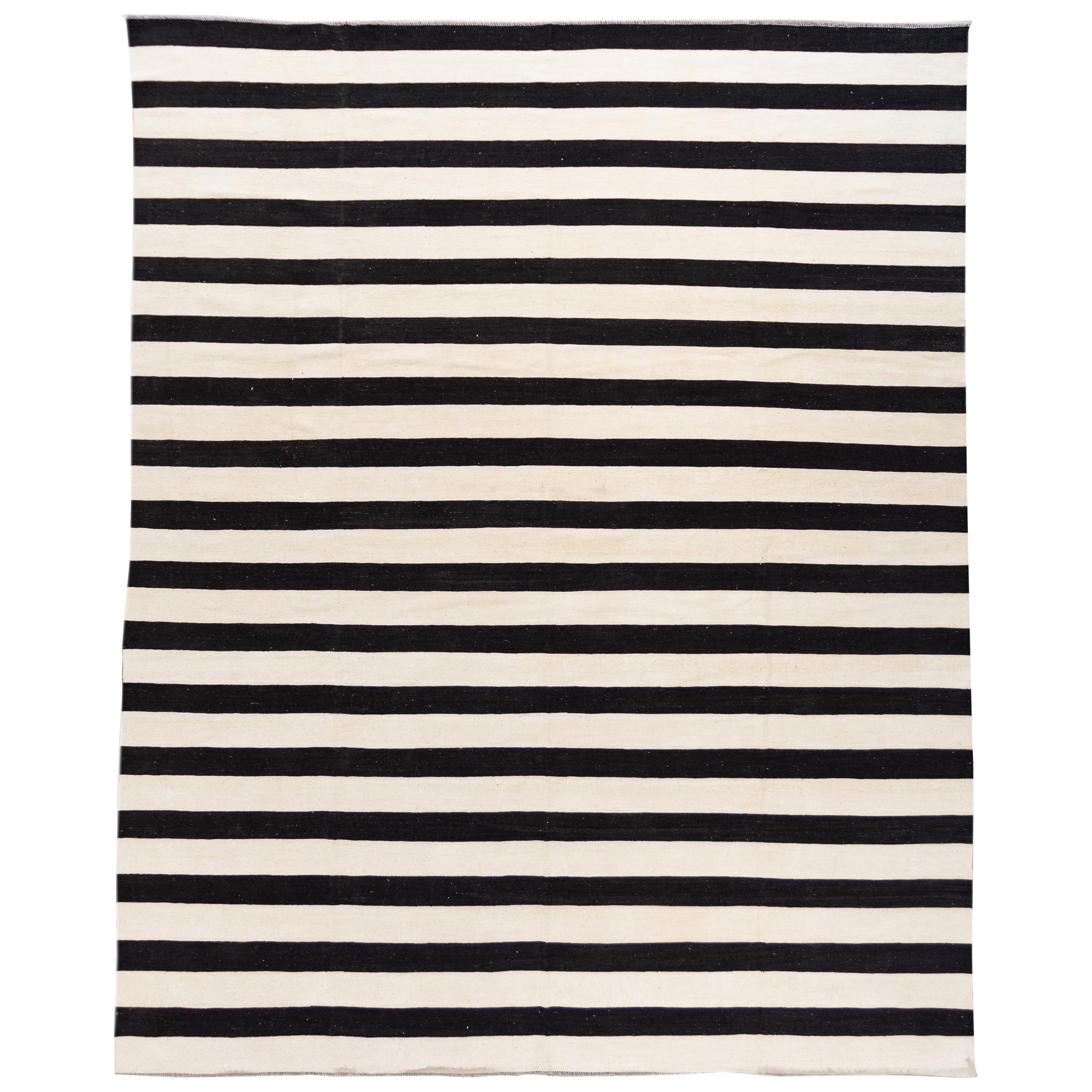 Tappeto moderno in lana a trama piatta Rug & Kilim bianco e nero con design a righe