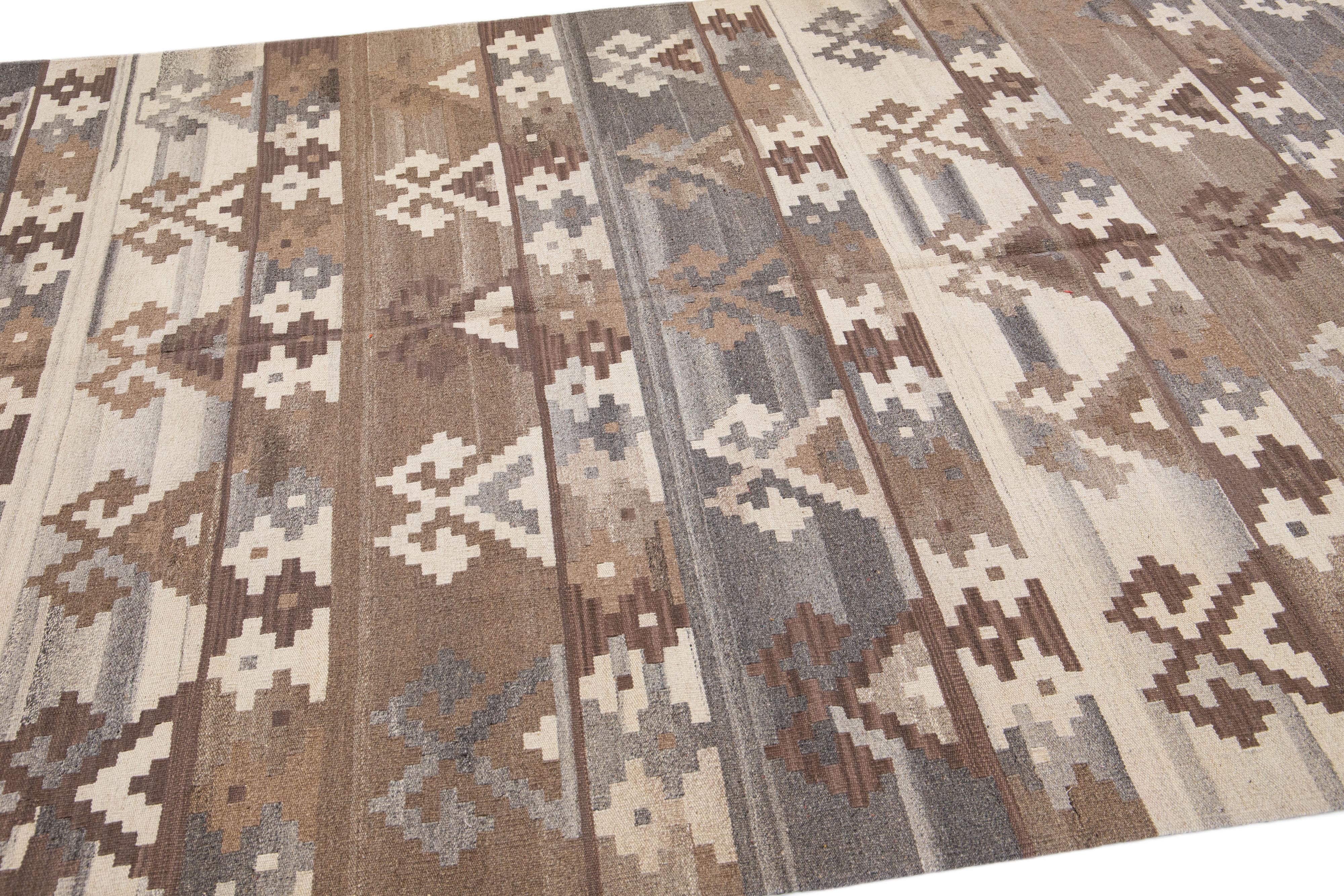 Modern Kilim Brown Flat-Weave Geometric Wool Rug In New Condition For Sale In Norwalk, CT