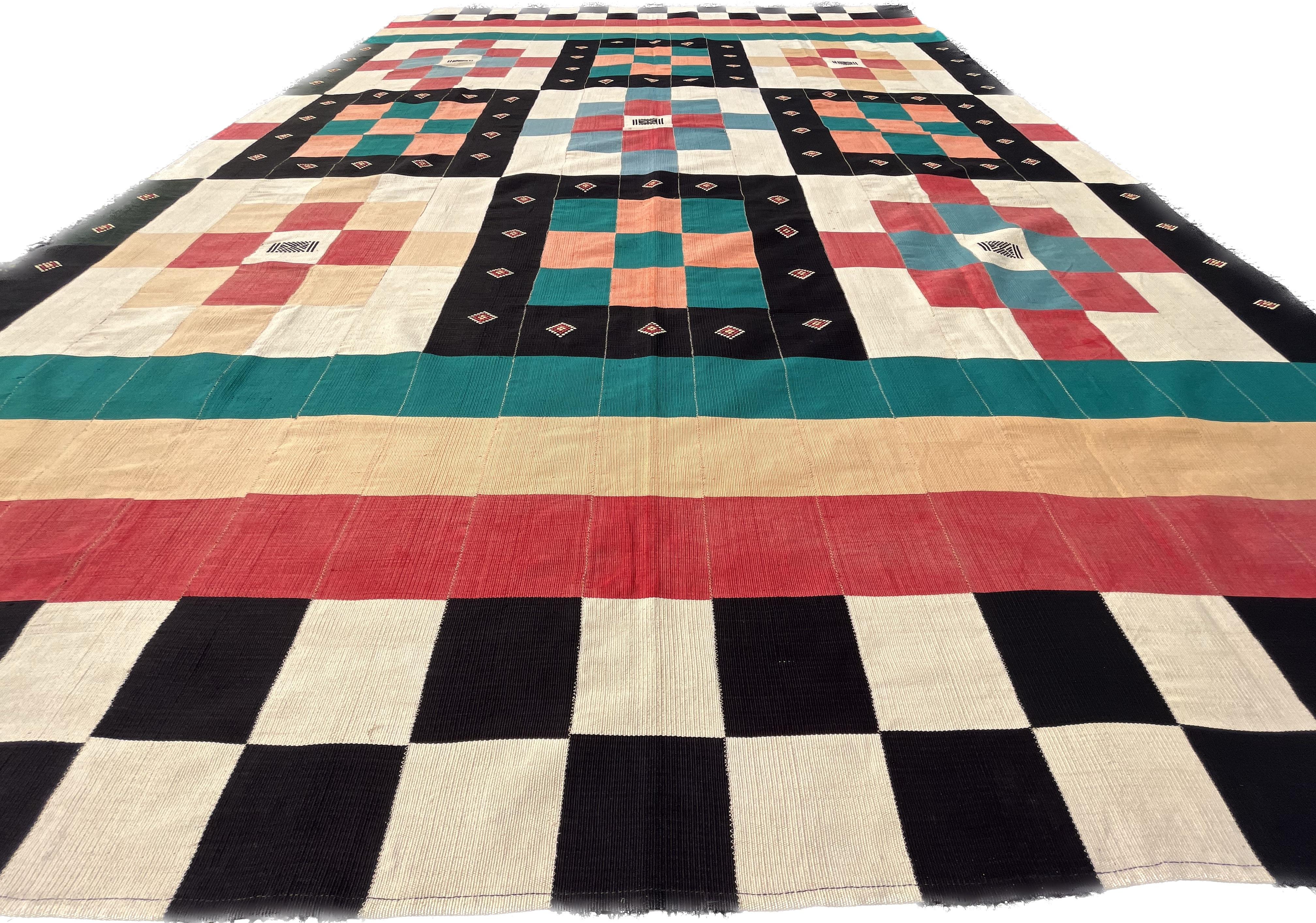 Modern Kilim Fabric Rug In Good Condition For Sale In RÉDING, FR