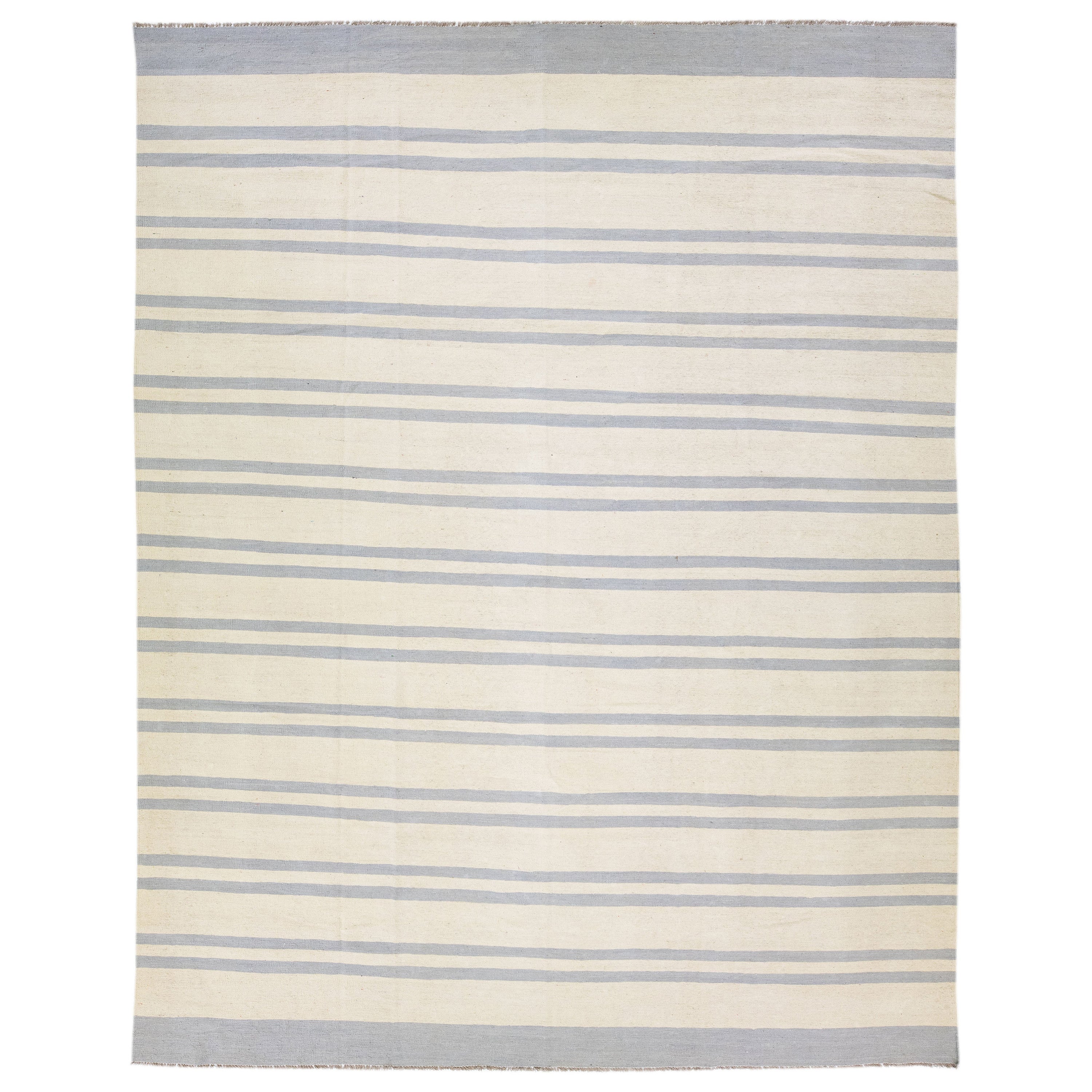 Tappeto moderno Rug & Kilim a trama piatta in lana oversize beige e grigio con motivo greometrico