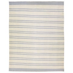 Tappeto moderno Rug & Kilim a trama piatta in lana oversize beige e grigio con motivo greometrico