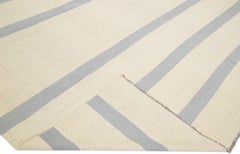Moderner Flachgewebter beigefarbener Wollteppich mit Streifenmuster aus Kelim
