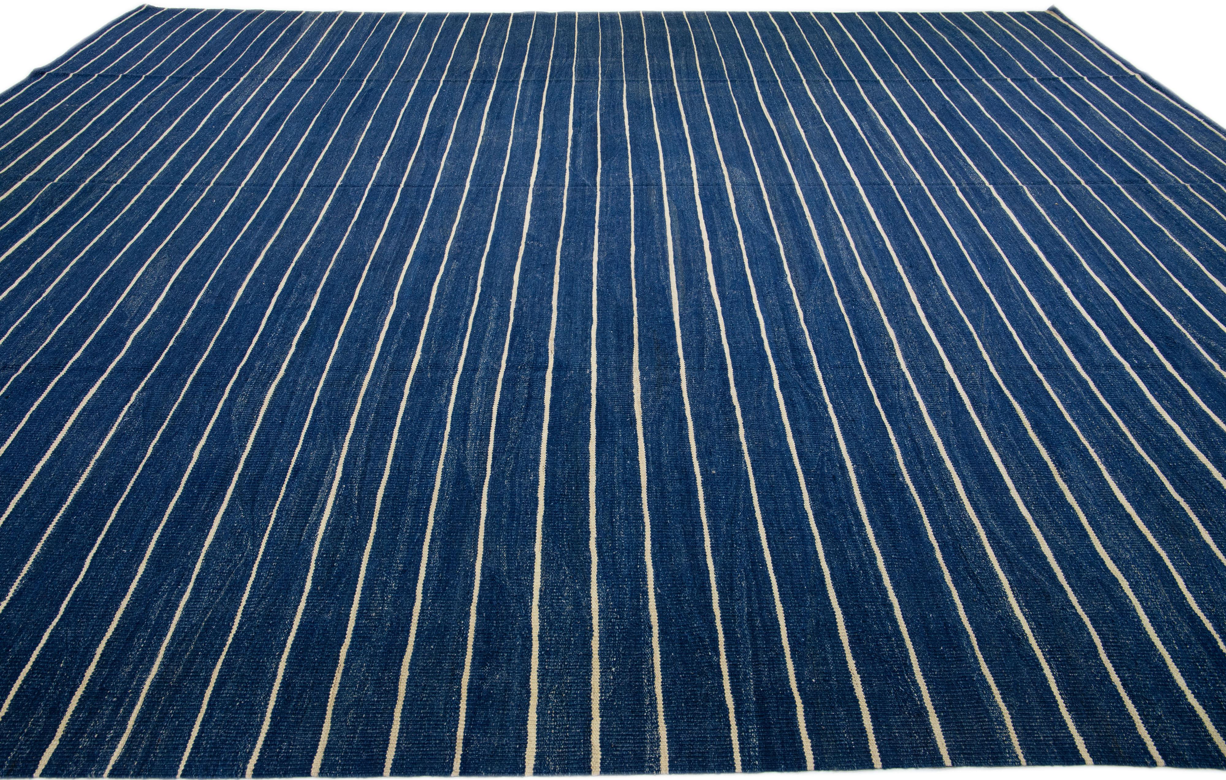 Moderner moderner Flachgewebter marineblauer Wollteppich in Übergröße mit Streifenmuster (Afghanisch) im Angebot