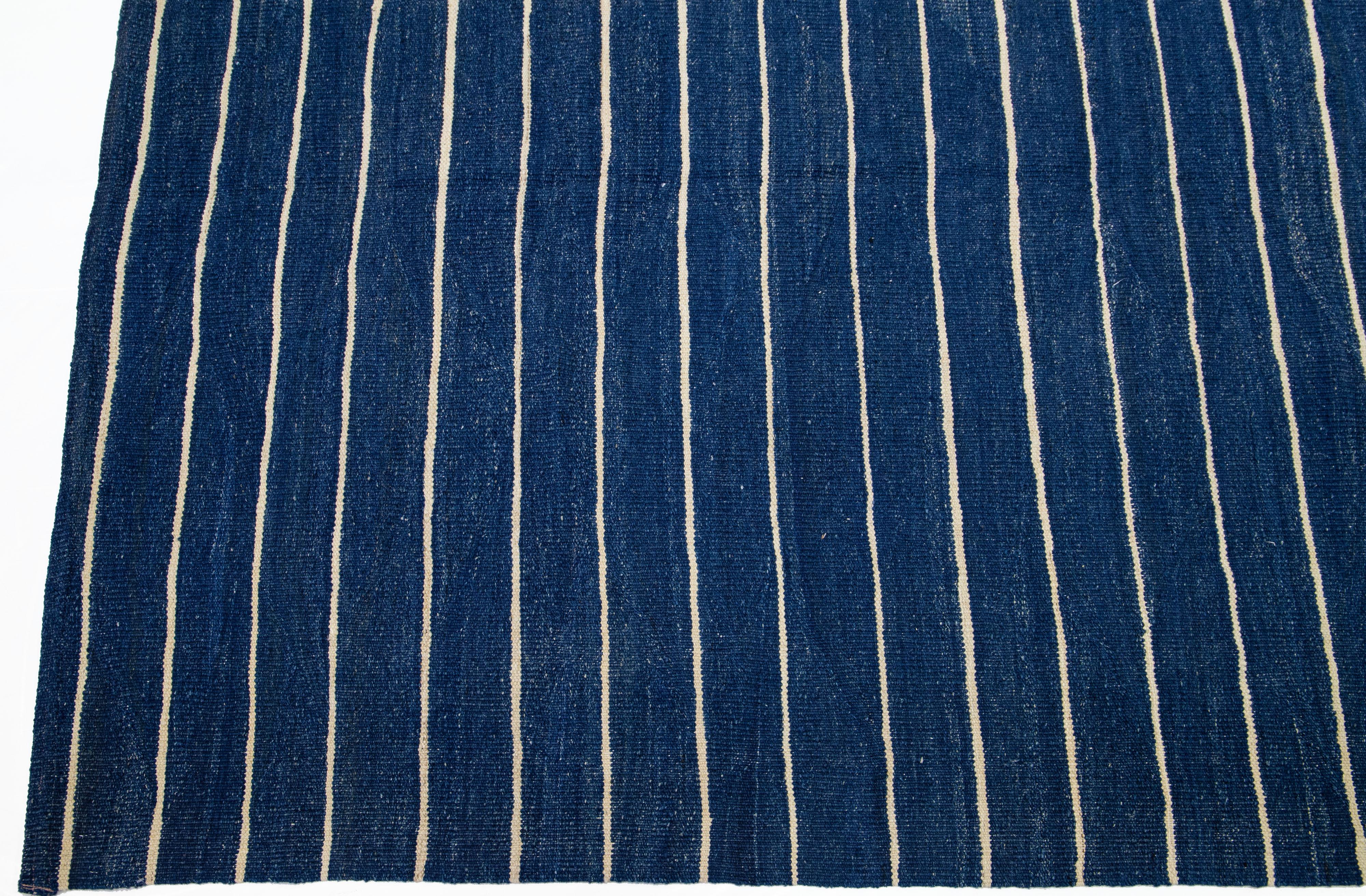 Moderner moderner Flachgewebter marineblauer Wollteppich in Übergröße mit Streifenmuster (21. Jahrhundert und zeitgenössisch) im Angebot