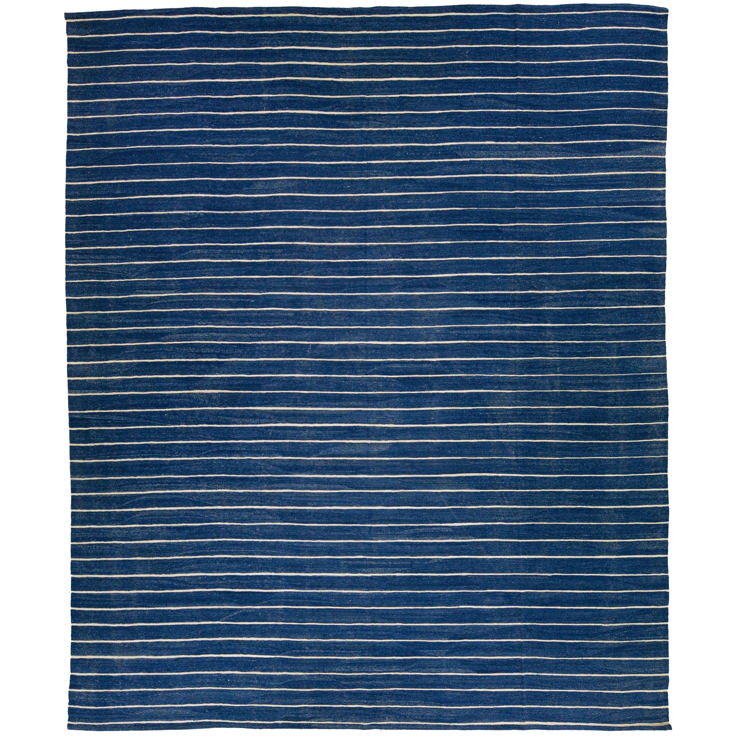 Tappeto moderno Kilim a trama piatta in lana oversize blu navy con motivo a righe