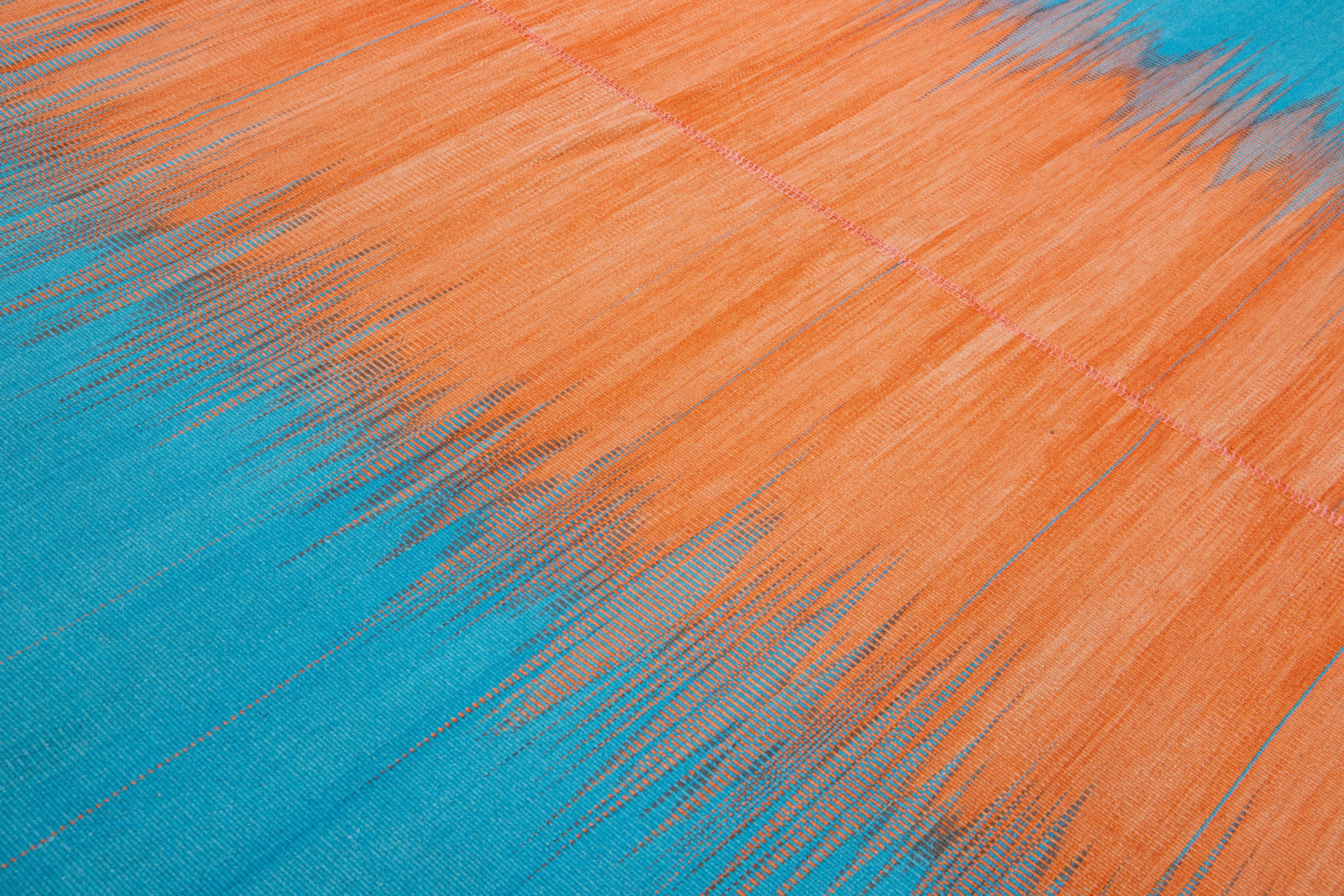 Moderner moderner Flachgewebeteppich aus blauer und orangefarbener Wolle in abstraktem Design im Angebot 1
