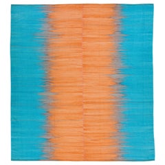 Tappeto moderno in lana Rug & Kilim a trama piatta dal design astratto blu e arancione