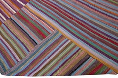 Tappeto moderno Rug & Kilim a trama piatta con motivi astratti, fatto a mano e multicolore.