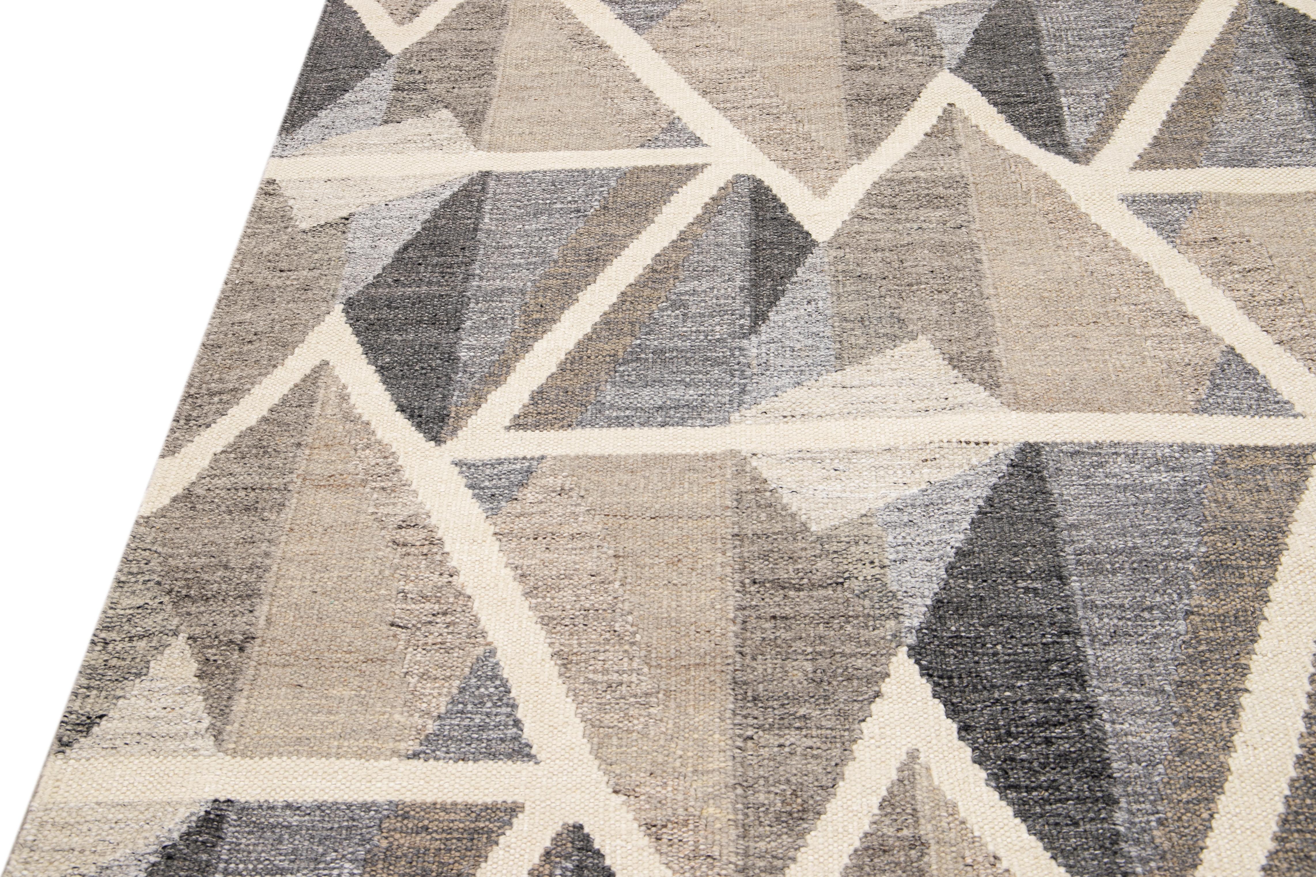 Afghan Tapis en laine marron abstrait à tissage plat de style suédois moderne et géométrique en vente