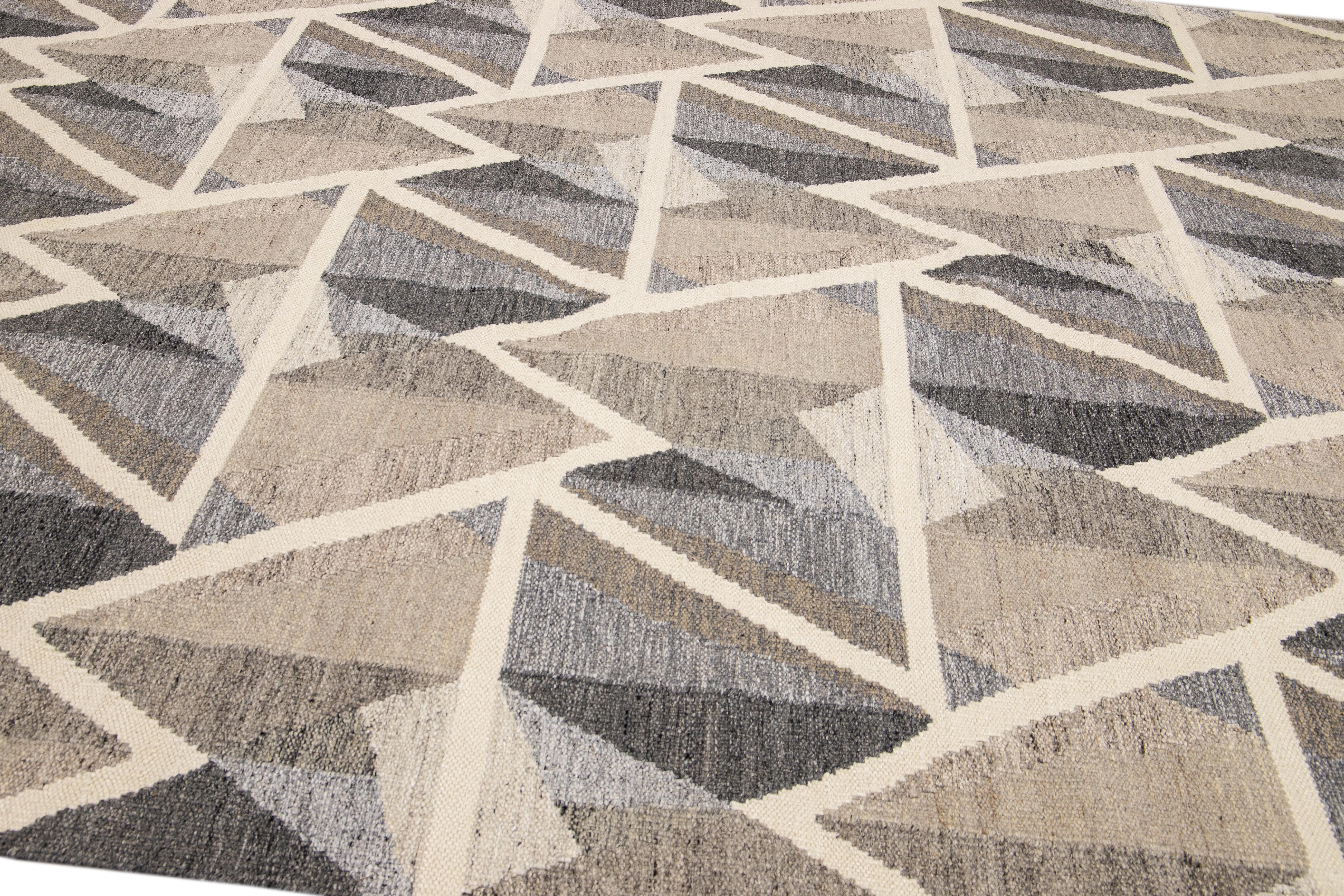Moderner Flachgewebter geometrischer abstrakter brauner Wollteppich im schwedischen Moderne-Stil (Handgeknüpft) im Angebot