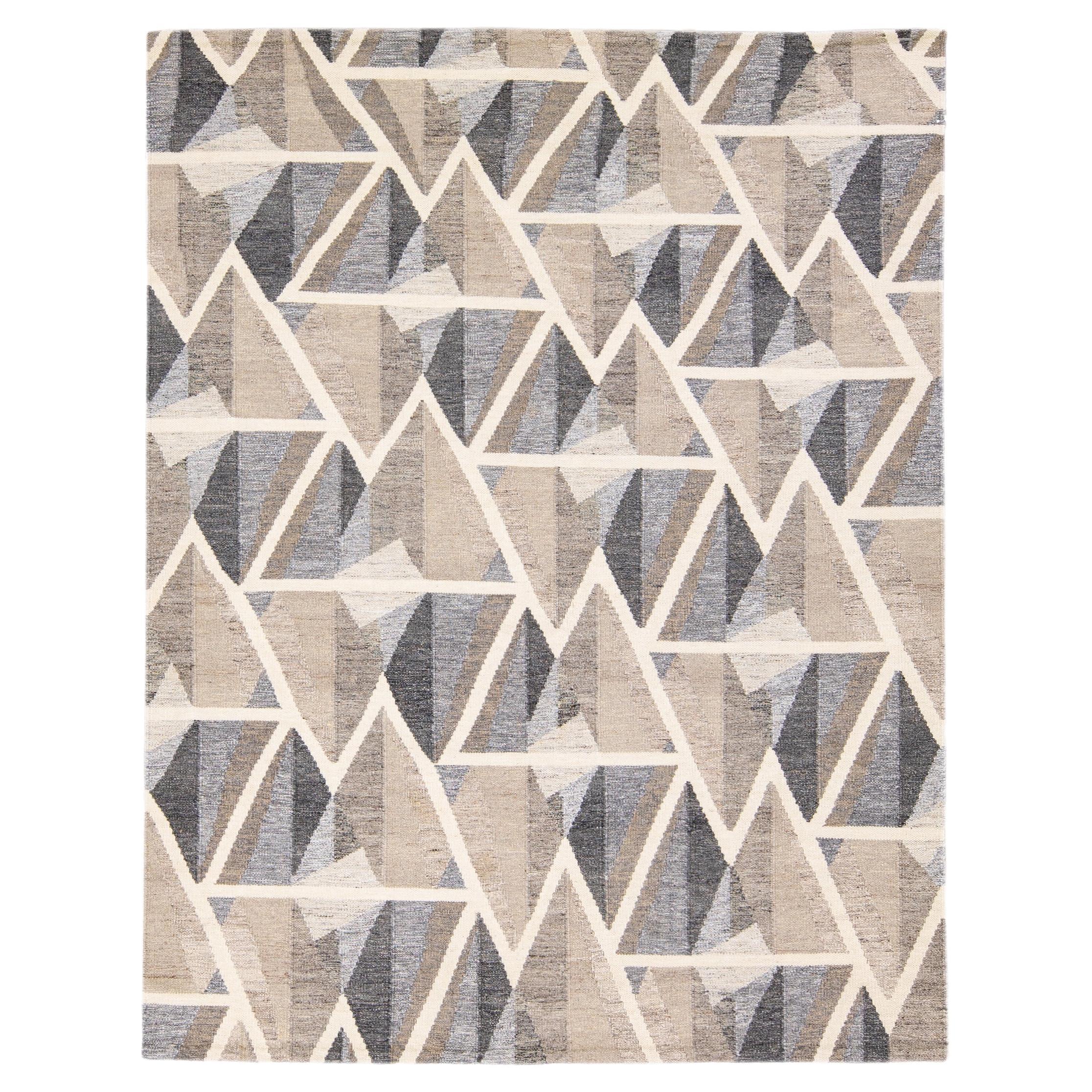 Tapis en laine marron abstrait à tissage plat de style suédois moderne et géométrique en vente
