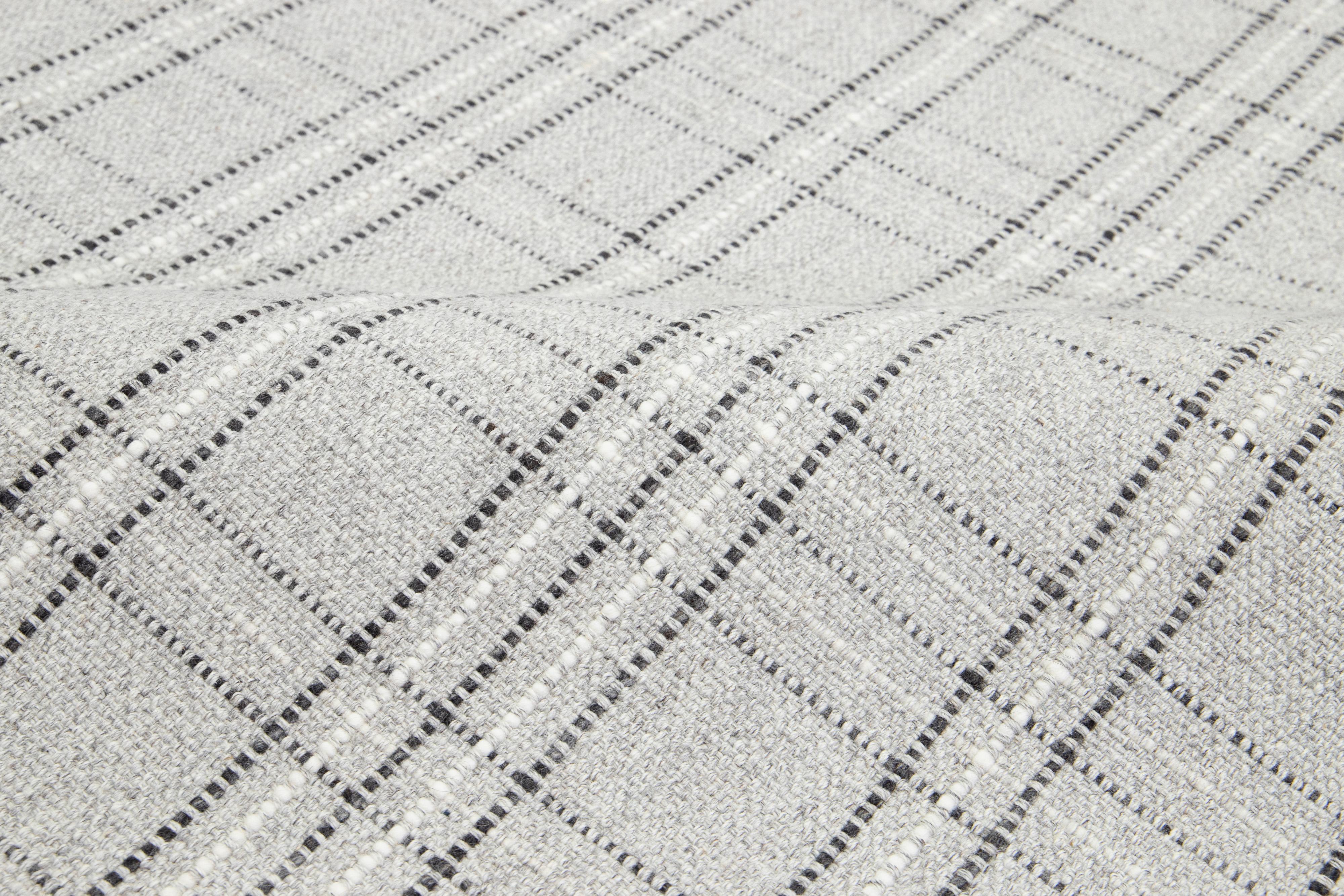 Moderner Flachgewebter hellgrauer Wollteppich aus Kelim mit geometrischem Design von Apadana im Angebot 3