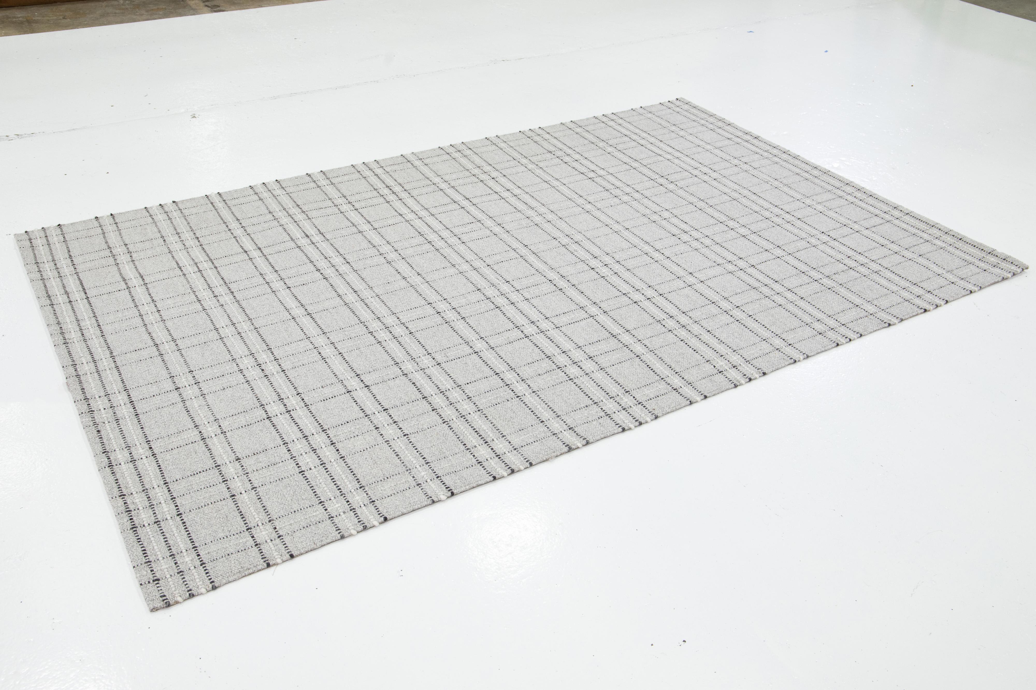 Moderner Flachgewebter hellgrauer Wollteppich aus Kelim mit geometrischem Design von Apadana (Handgeknüpft) im Angebot