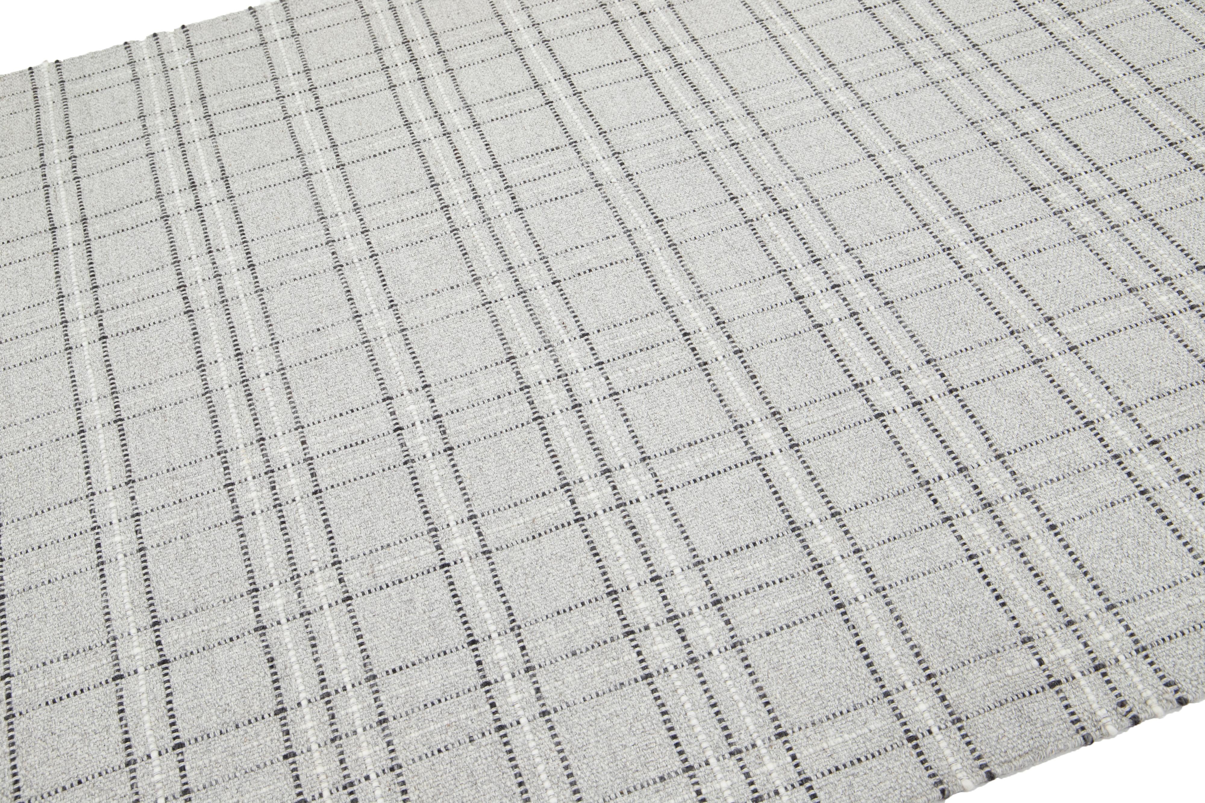 Moderner Flachgewebter hellgrauer Wollteppich aus Kelim mit geometrischem Design von Apadana im Zustand „Neu“ im Angebot in Norwalk, CT