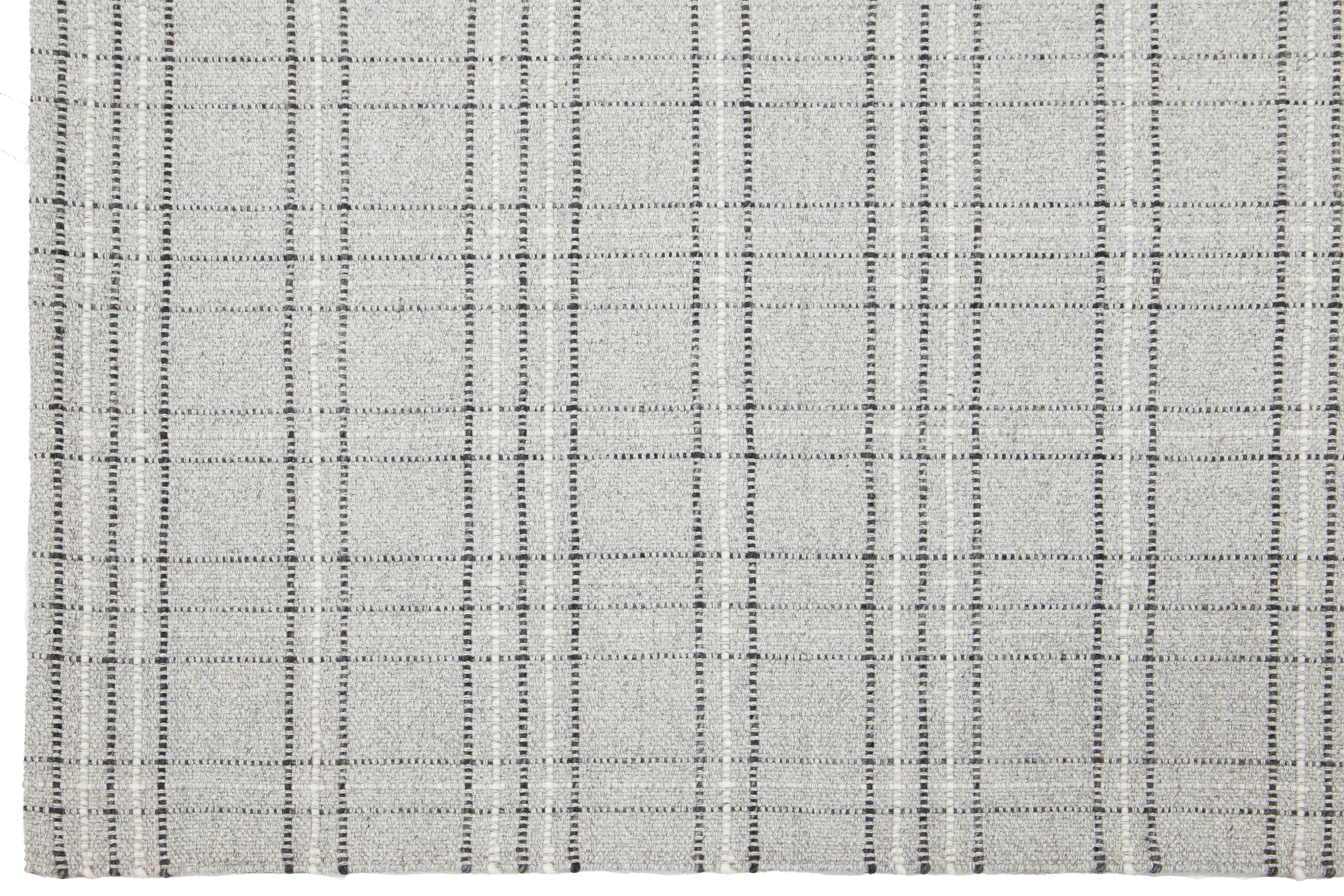 Moderner Flachgewebter hellgrauer Wollteppich aus Kelim mit geometrischem Design von Apadana (Wolle) im Angebot