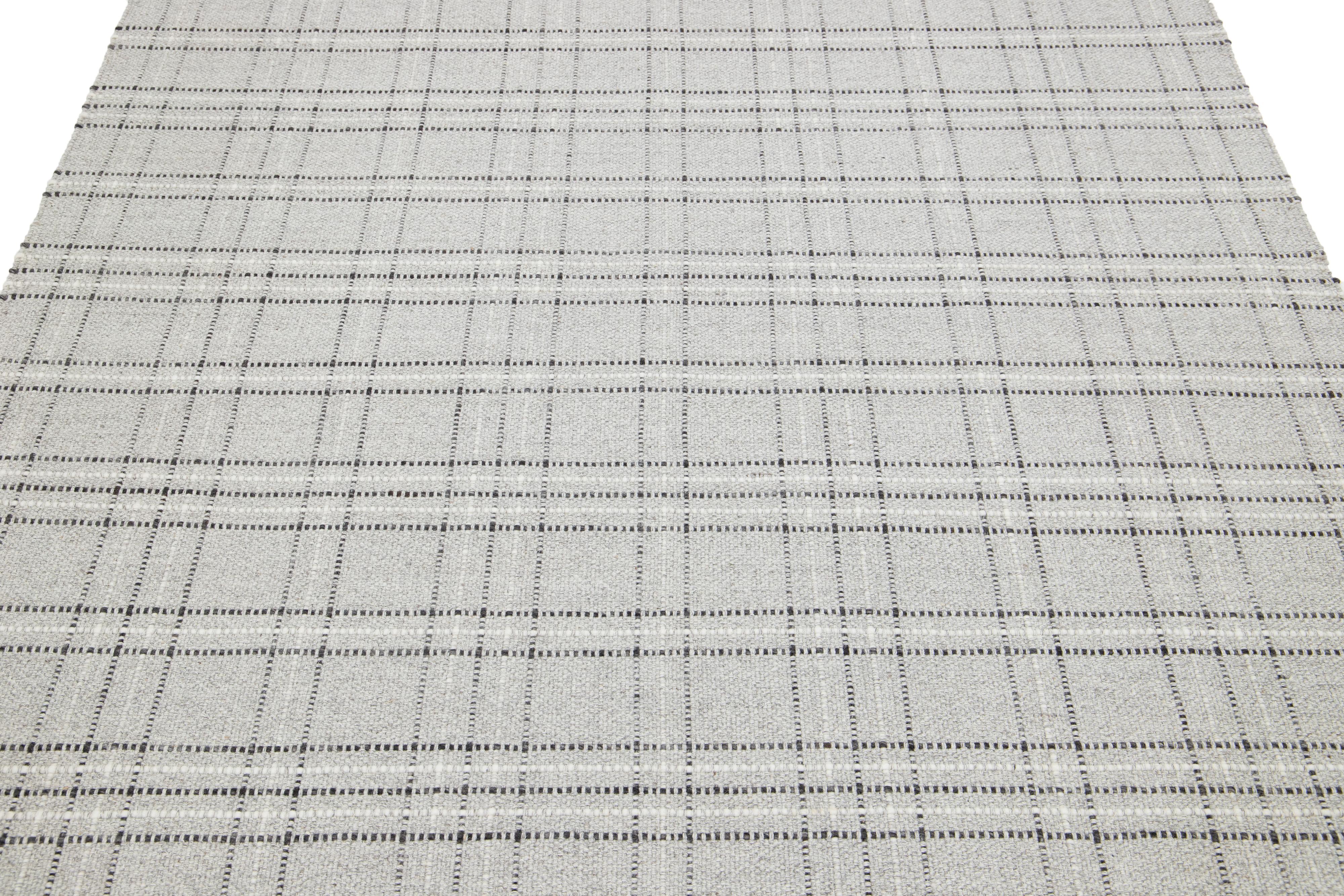 Moderner Flachgewebter hellgrauer Wollteppich aus Kelim mit geometrischem Design von Apadana im Angebot 1