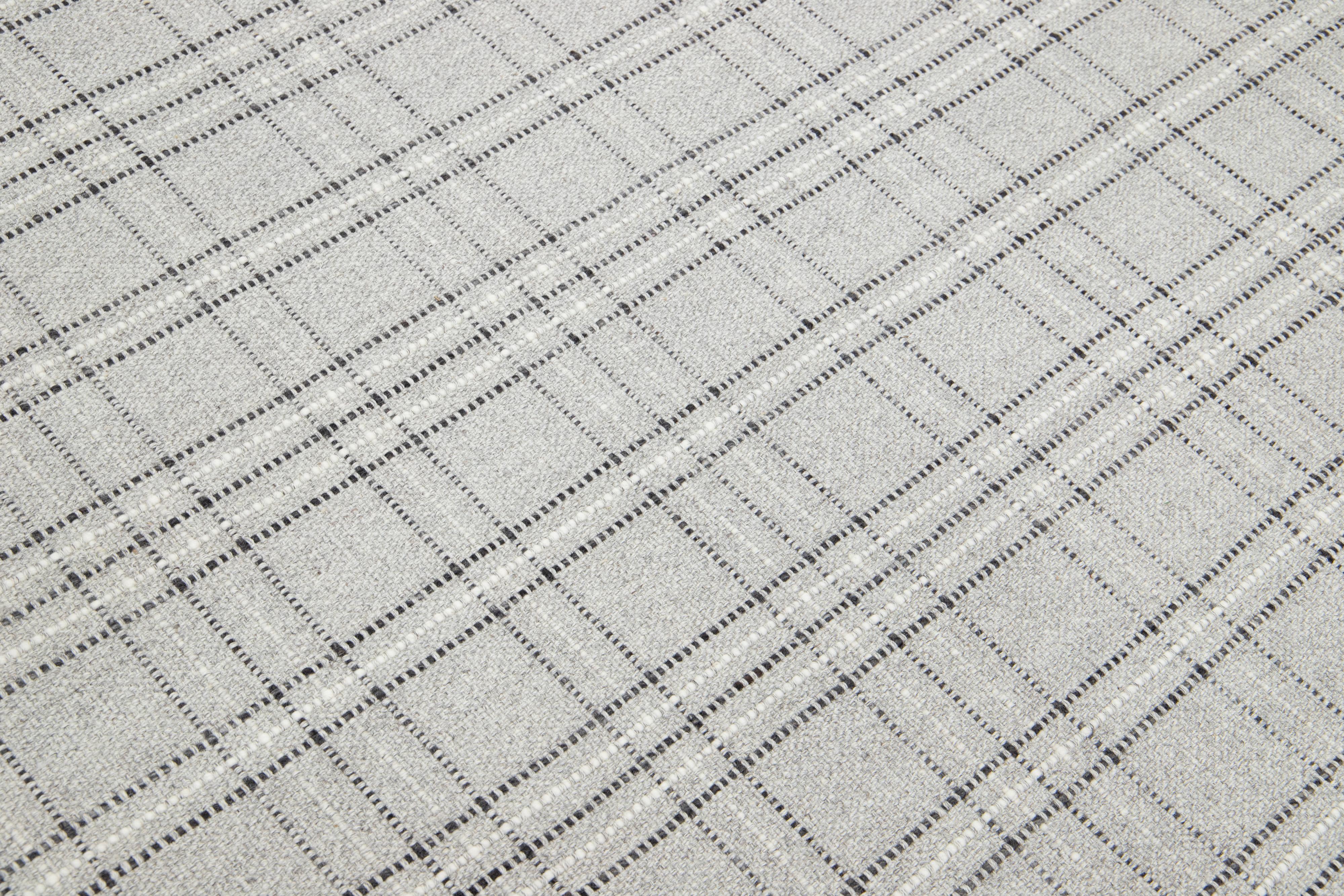 Moderner Flachgewebter hellgrauer Wollteppich aus Kelim mit geometrischem Design von Apadana im Angebot 2