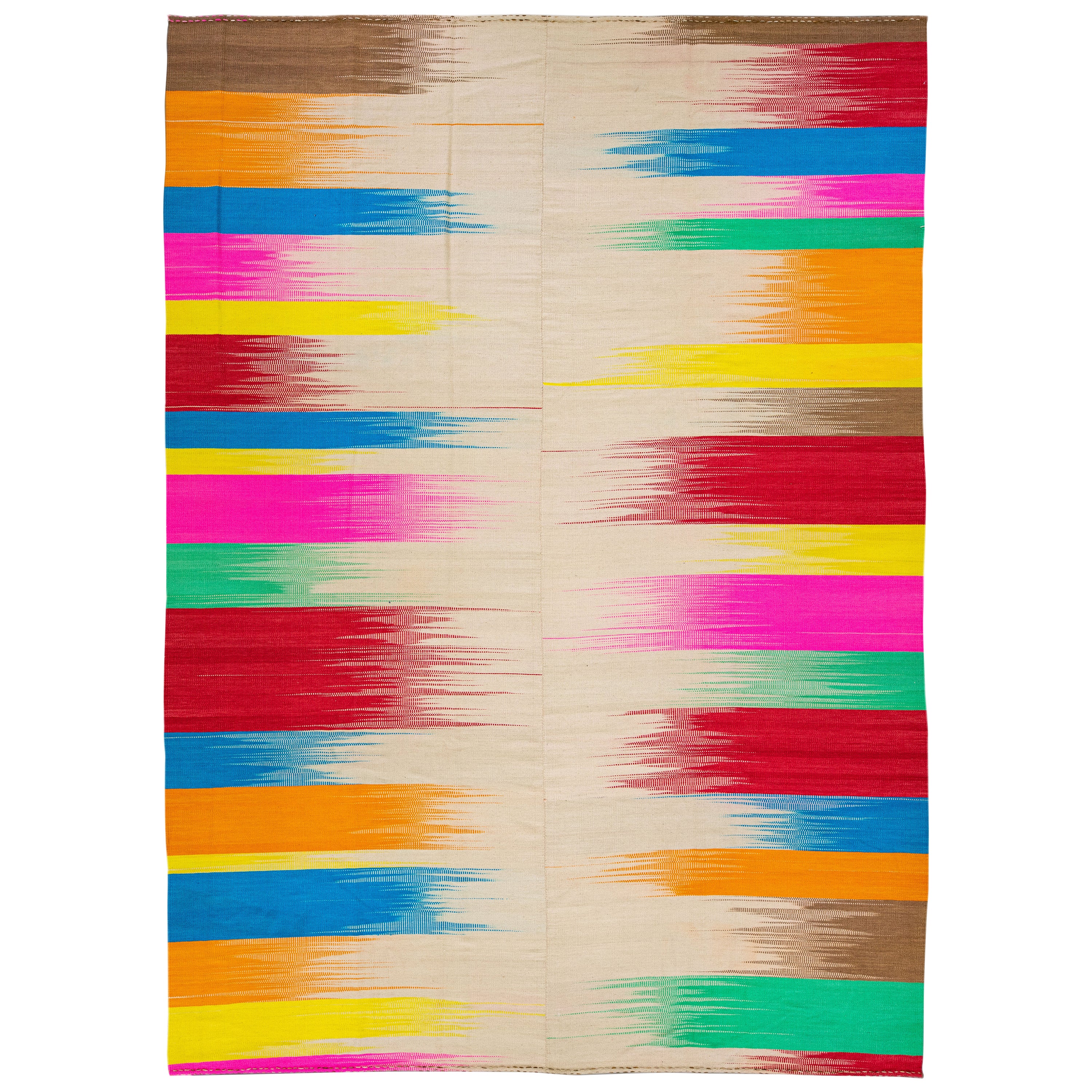 Tappeto moderno Rug & Kilim a trama piatta, astratto e multicolore, fatto a mano.