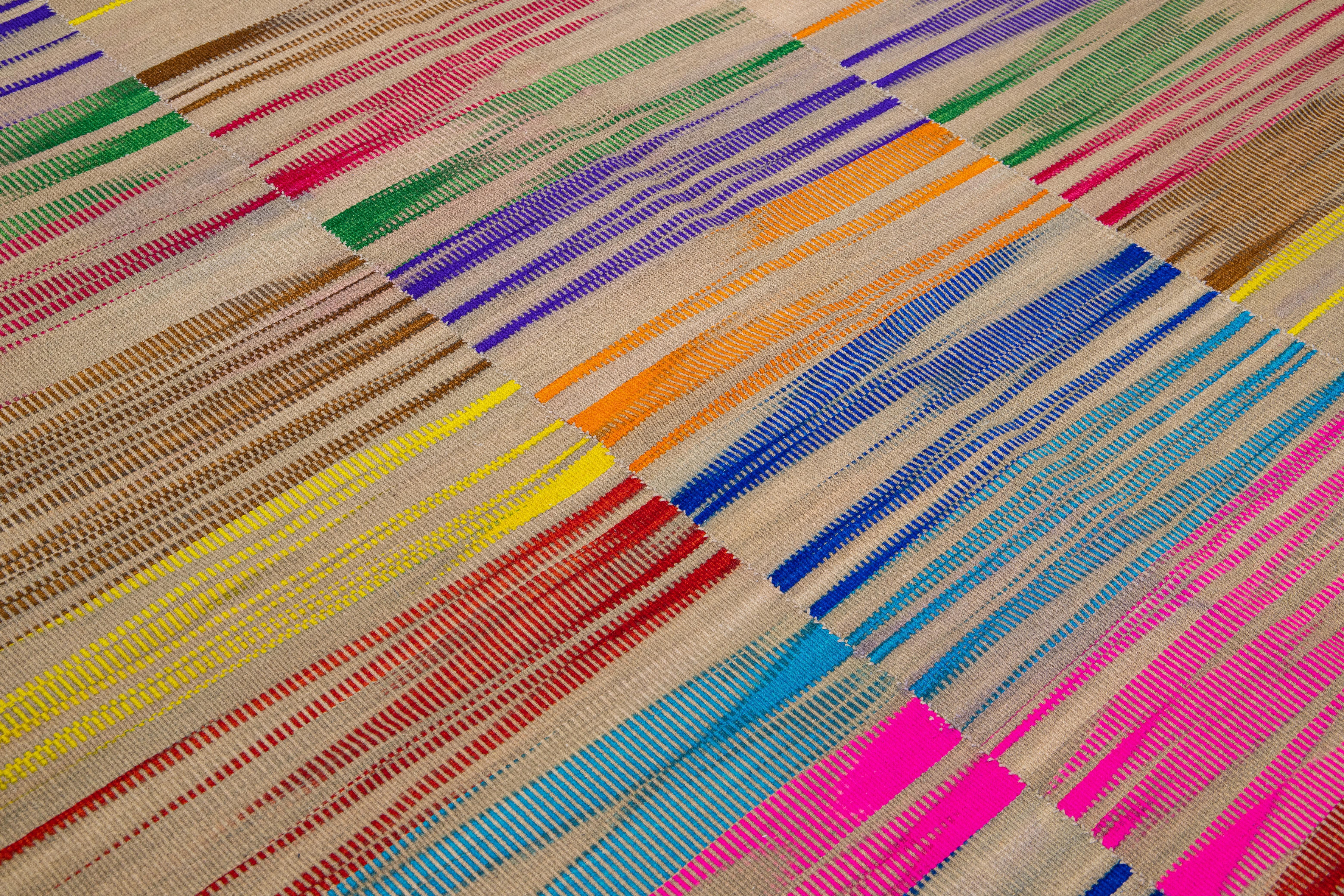 Moderner moderner Flachgewebter mehrfarbiger abstrakter Wollteppich im Angebot 1