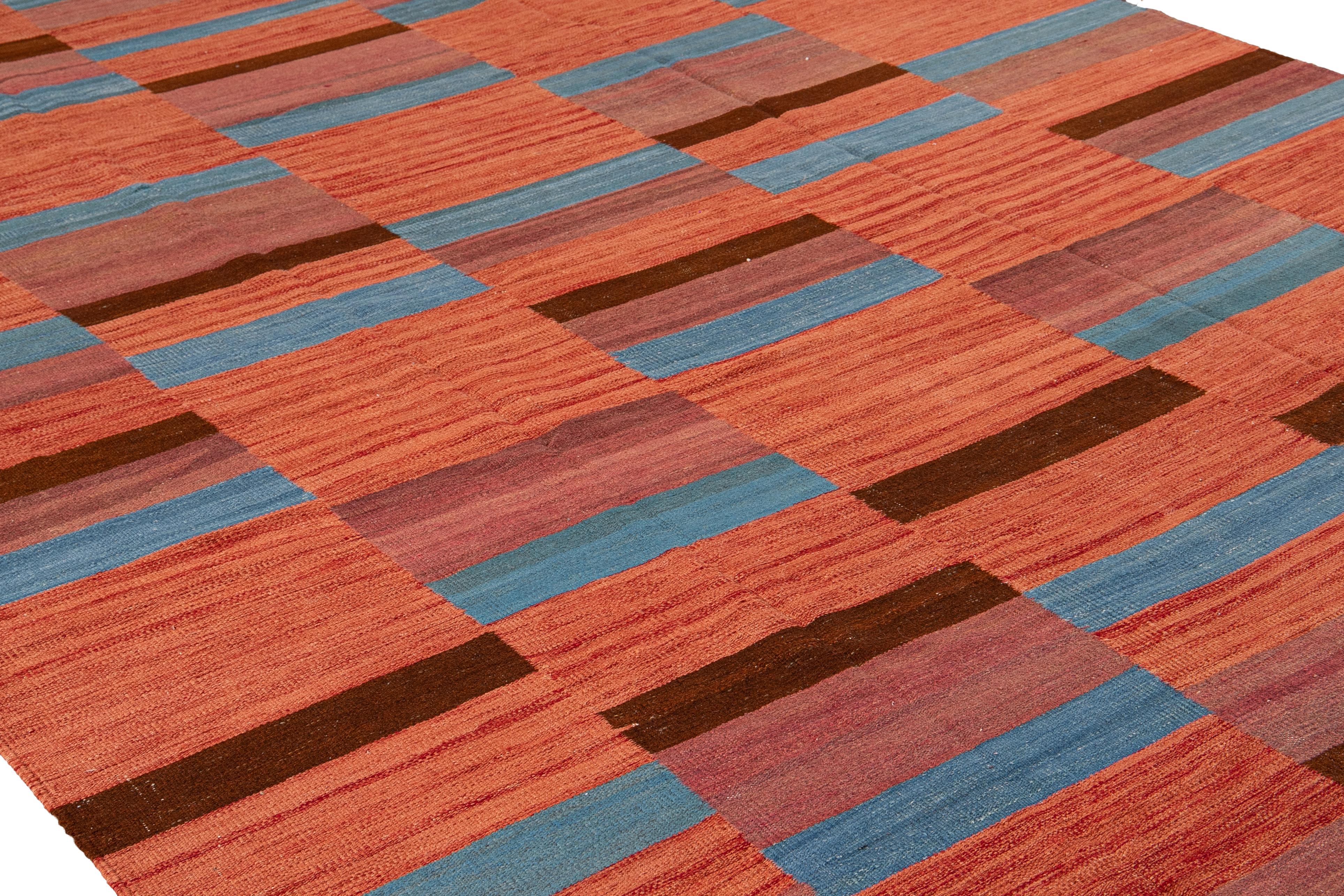 Lana Tappeto moderno Rug & Kilim a trama piatta in lana astratta geometrica arancione in vendita