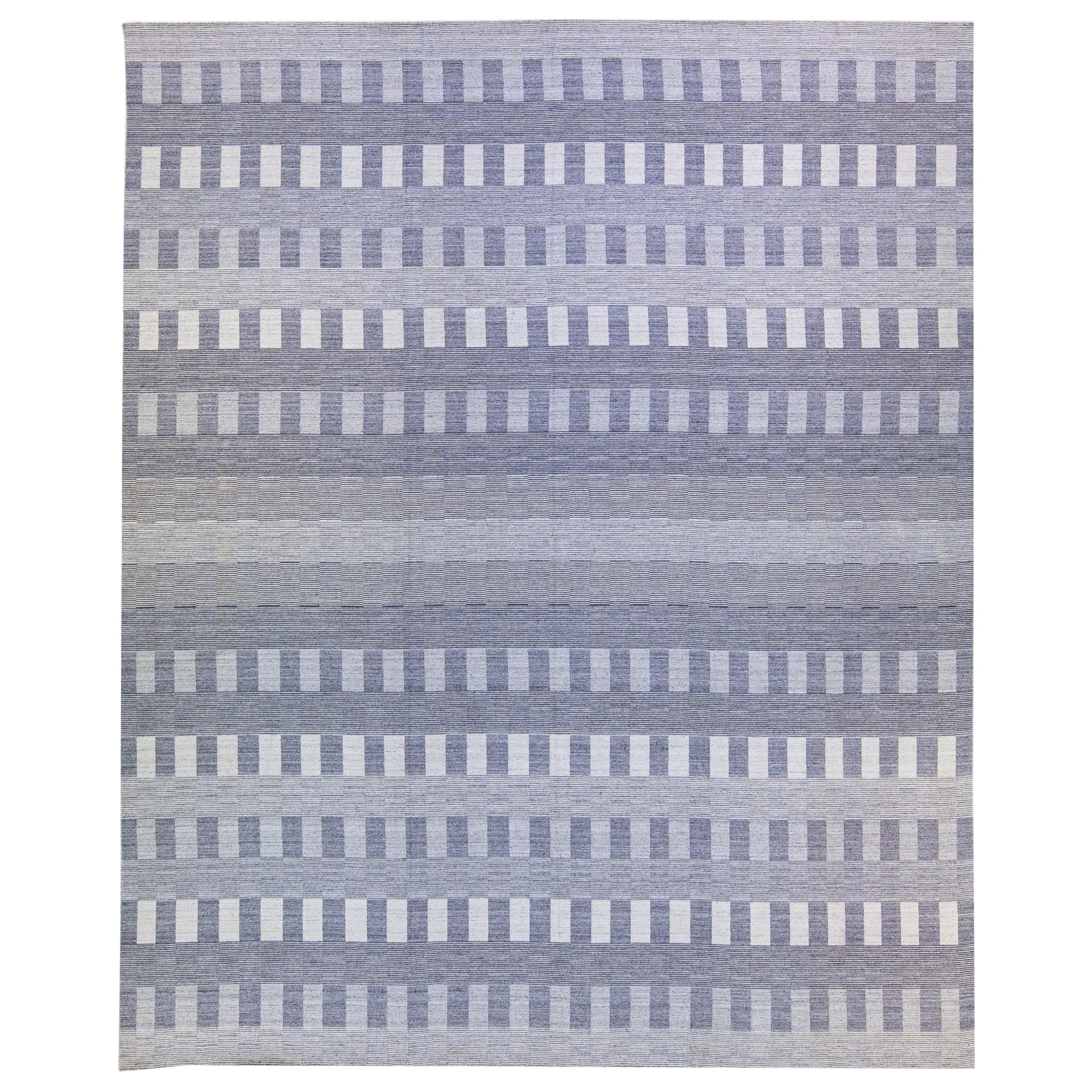 Moderner moderner Flachgewebter Wollteppich mit geometrischem Muster in Übergröße aus grauer Wolle