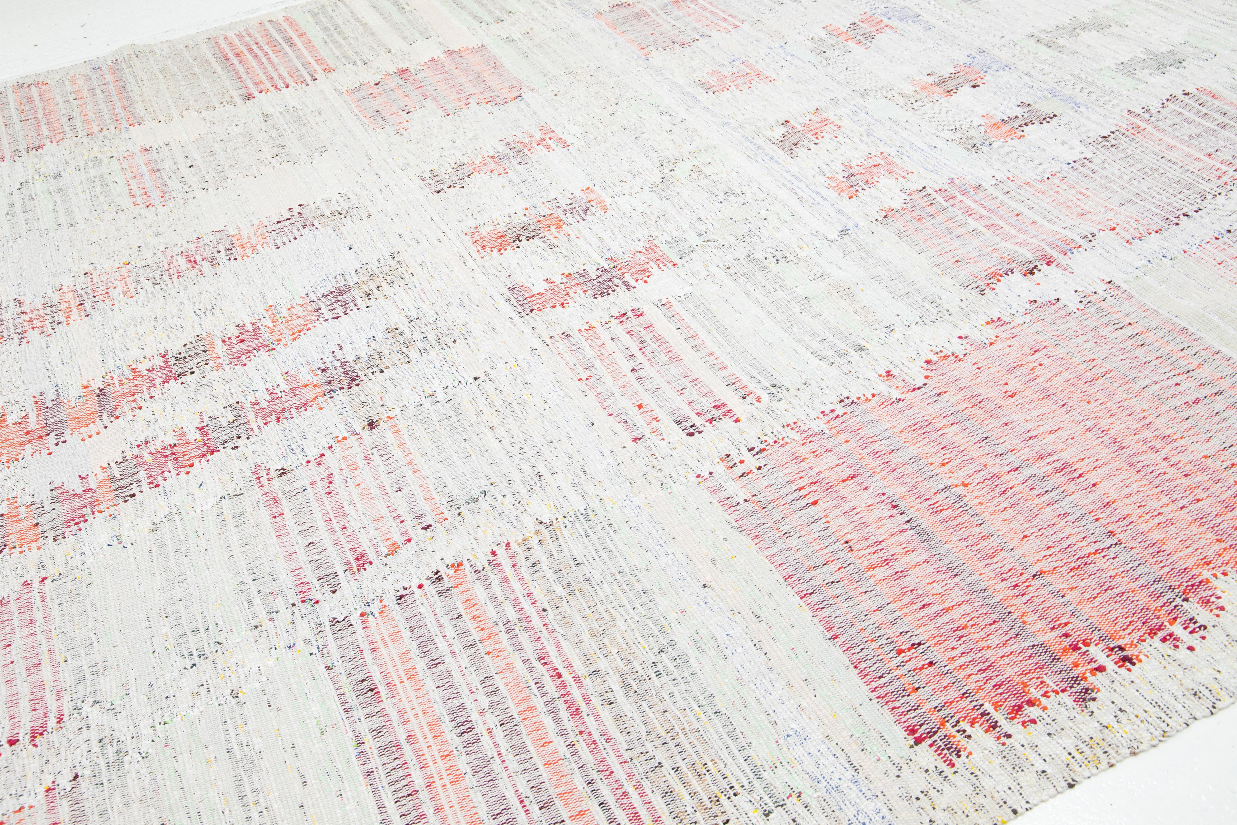 Moderner Flachgewebe-Wollteppich aus Kelim in Beige mit abstraktem Design im Zustand „Neu“ im Angebot in Norwalk, CT
