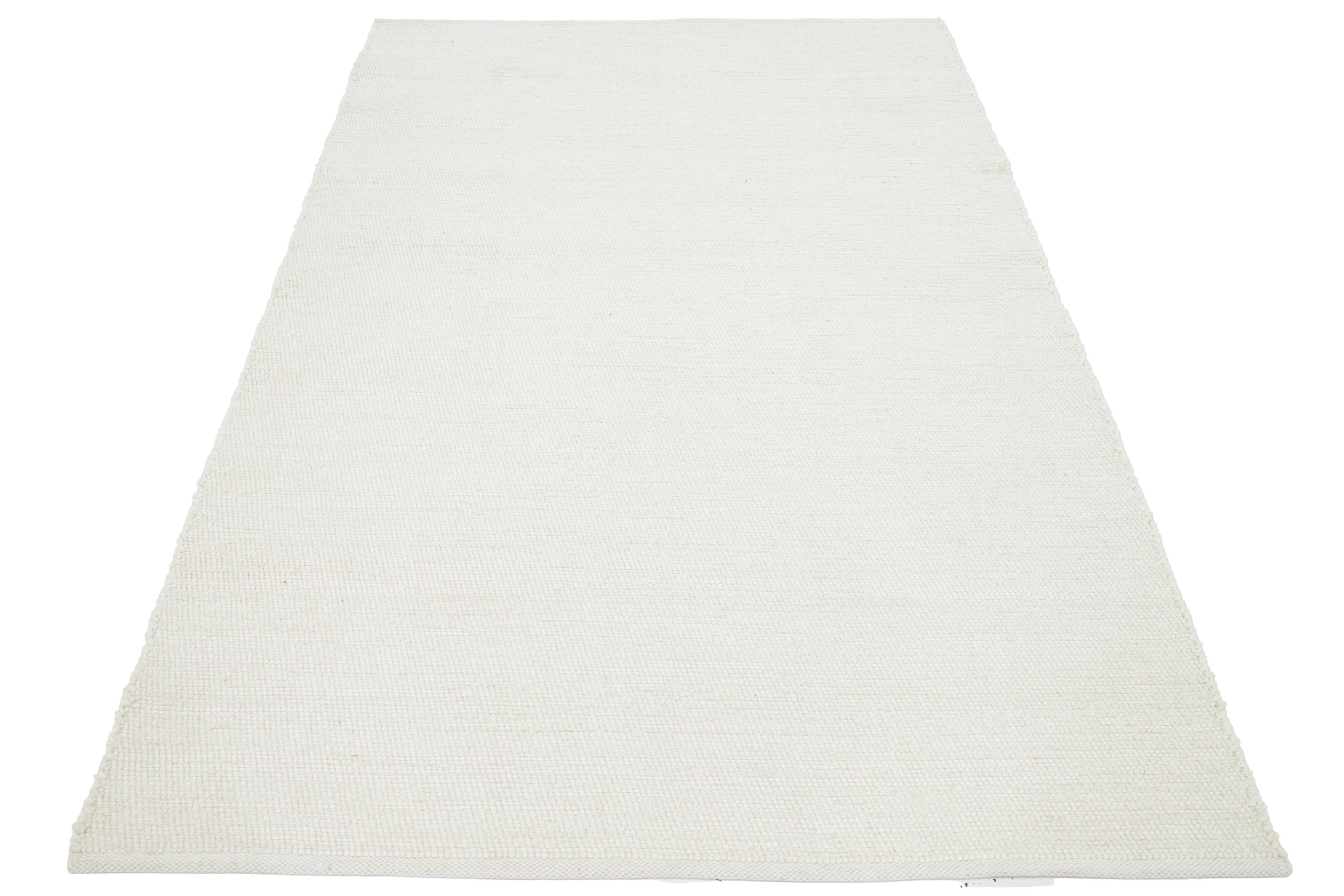 Dies ist ein schöner, handgefertigter Kelimteppich aus Wolle mit einem unifarbenen Elfenbeinmuster. Es handelt sich um einen modernen Flachgewebe-Teppich nach Maß aus unserer Nantucket Collection'S.

Dieser Teppich misst 5' x 8'.

