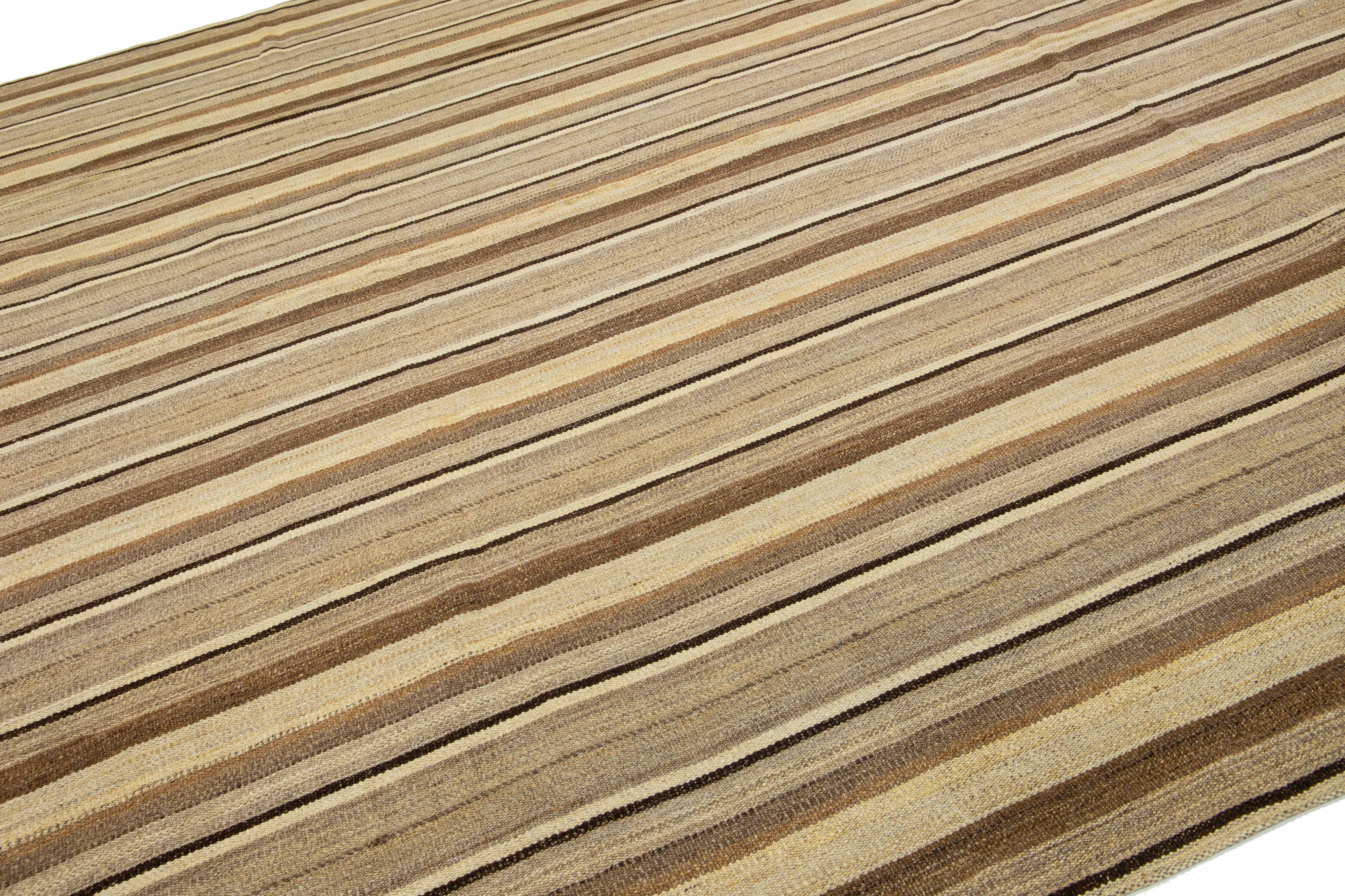 Moderner flachgewebter Kelimteppich aus Wolle mit beigen und braunen Streifen (Indisch) im Angebot