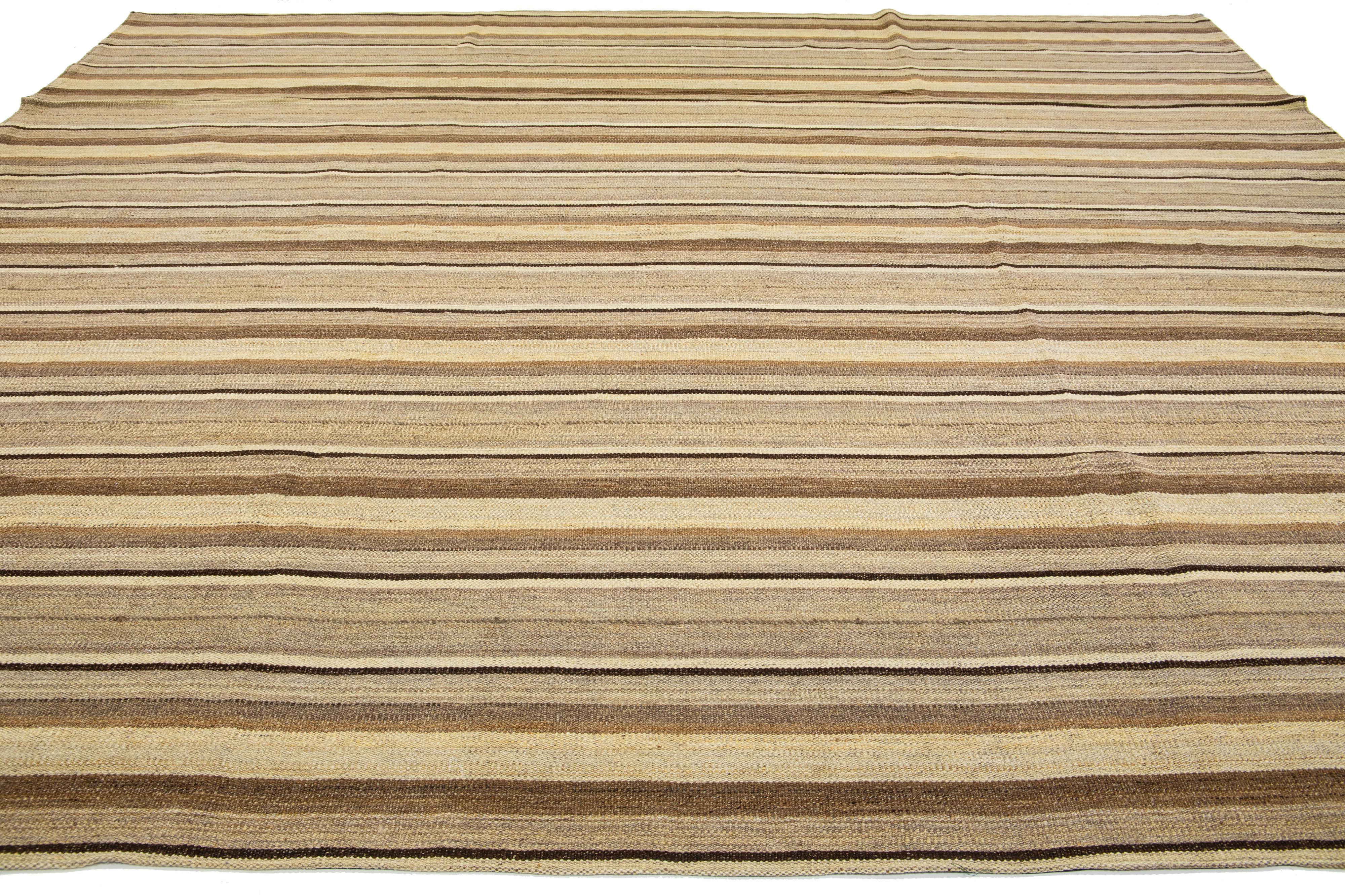 Moderner flachgewebter Kelimteppich aus Wolle mit beigen und braunen Streifen (Handgeknüpft) im Angebot
