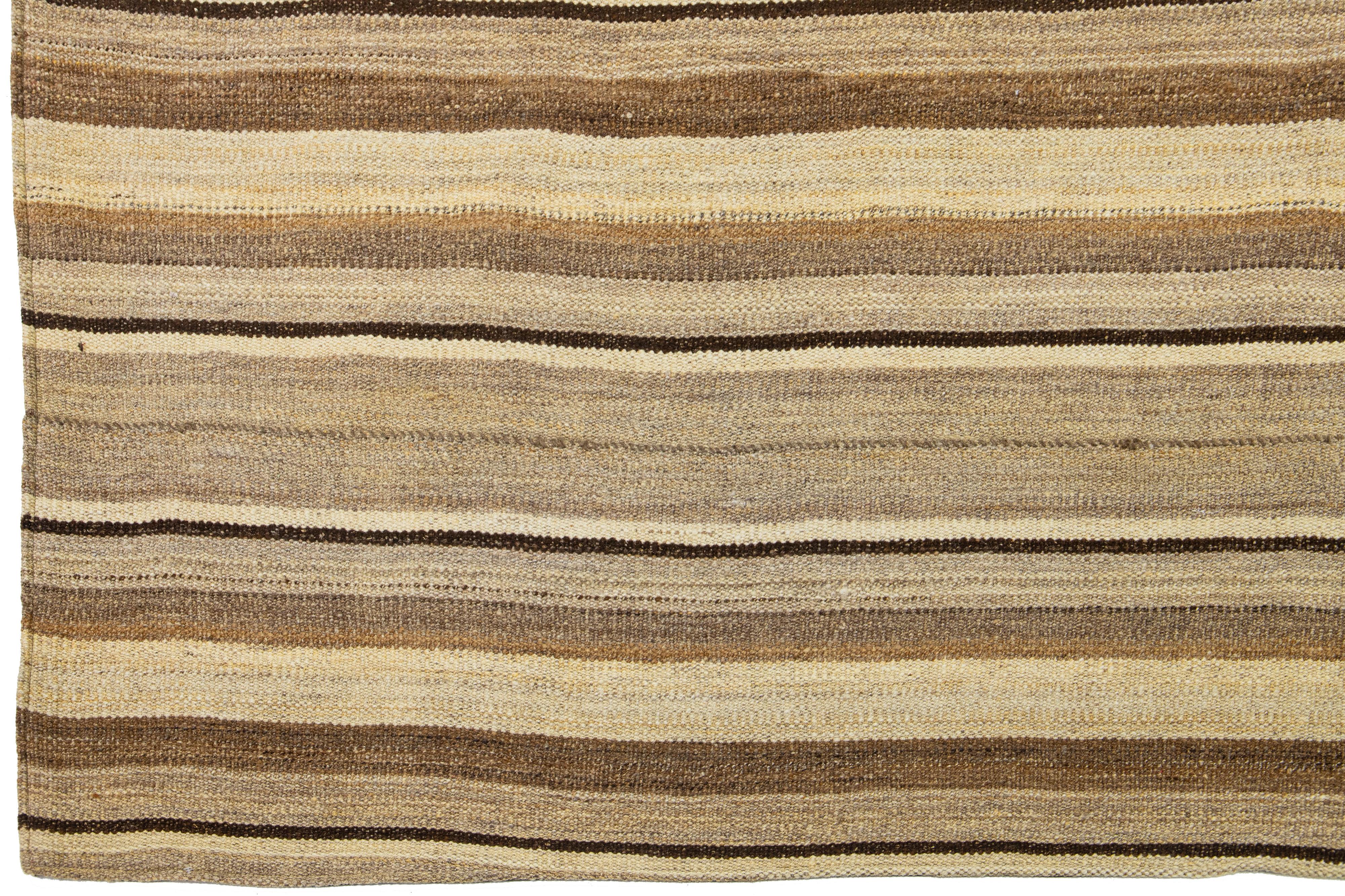 Moderner flachgewebter Kelimteppich aus Wolle mit beigen und braunen Streifen im Zustand „Neu“ im Angebot in Norwalk, CT
