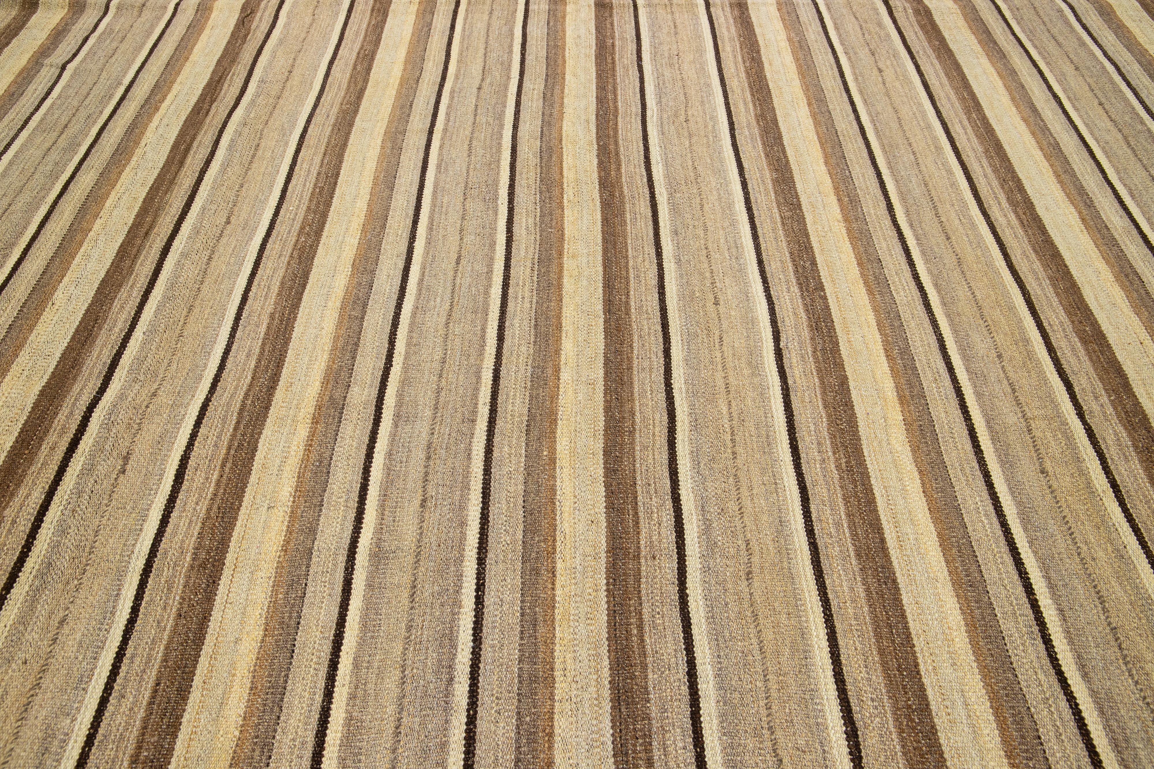 Moderner flachgewebter Kelimteppich aus Wolle mit beigen und braunen Streifen (21. Jahrhundert und zeitgenössisch) im Angebot