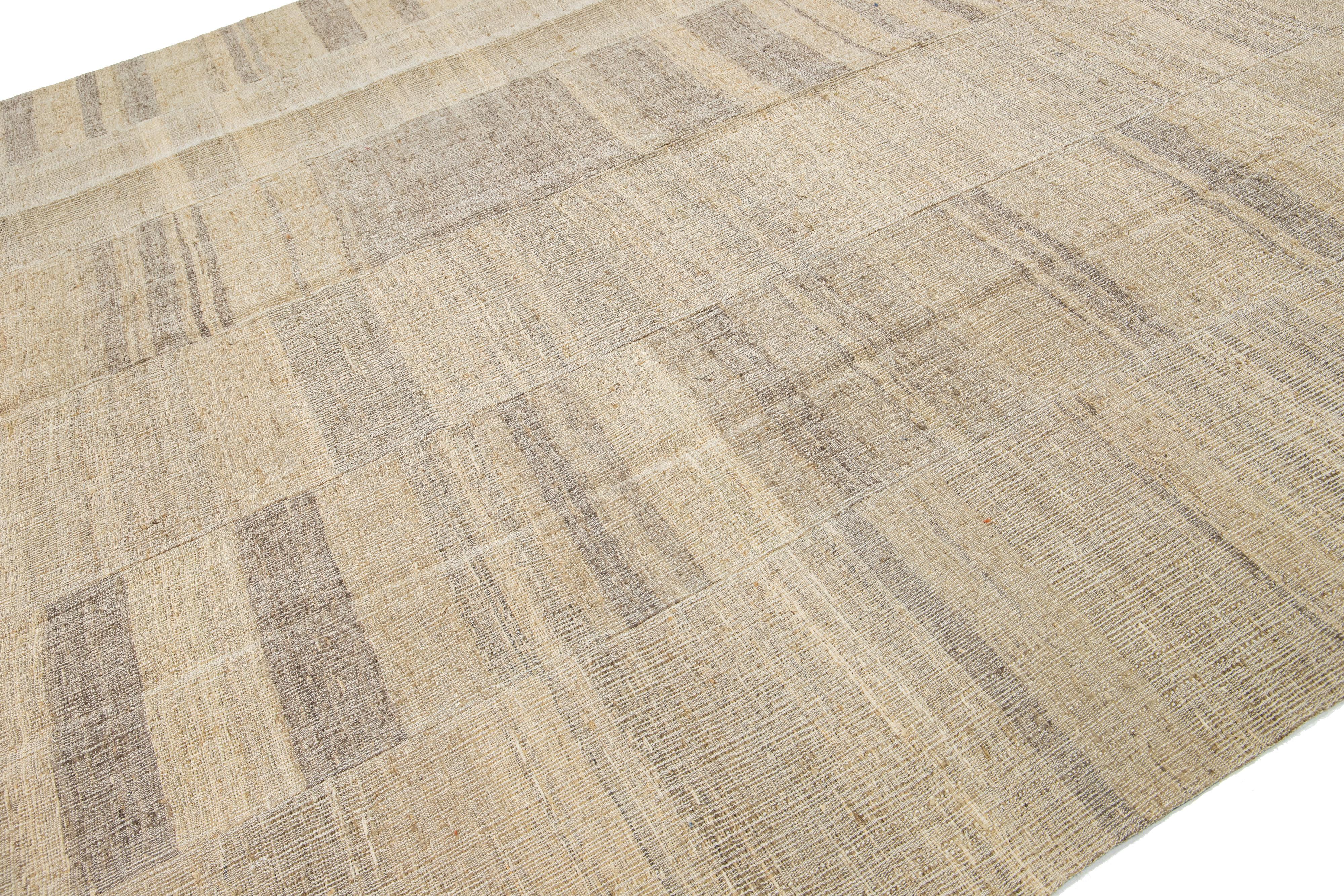 Kilim Modern kilim flatweave wool rug with Beige Field  For Sale