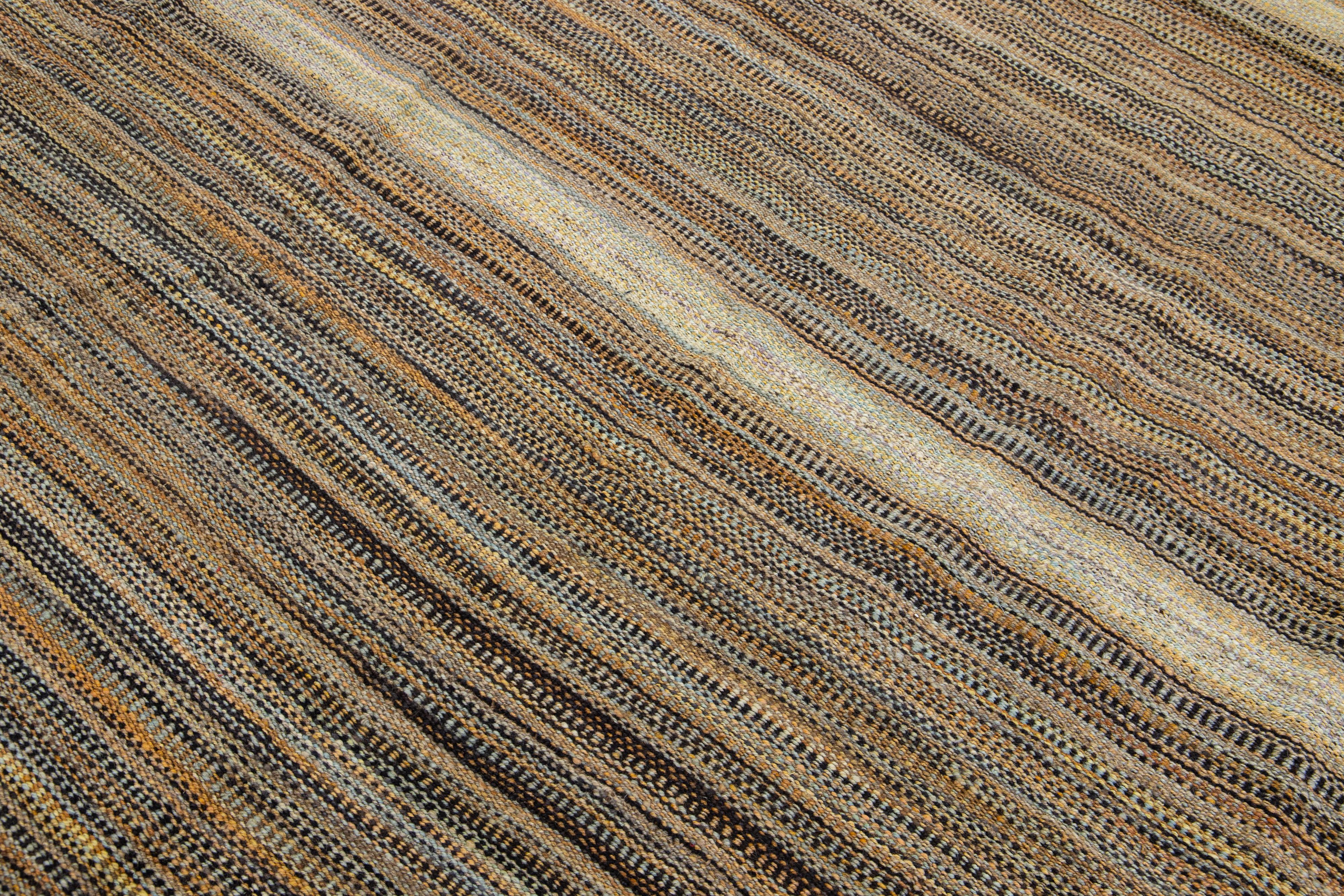 Moderner flachgewebter Kelim-Wollteppich mit hellbraunen Streifen (Wolle) im Angebot