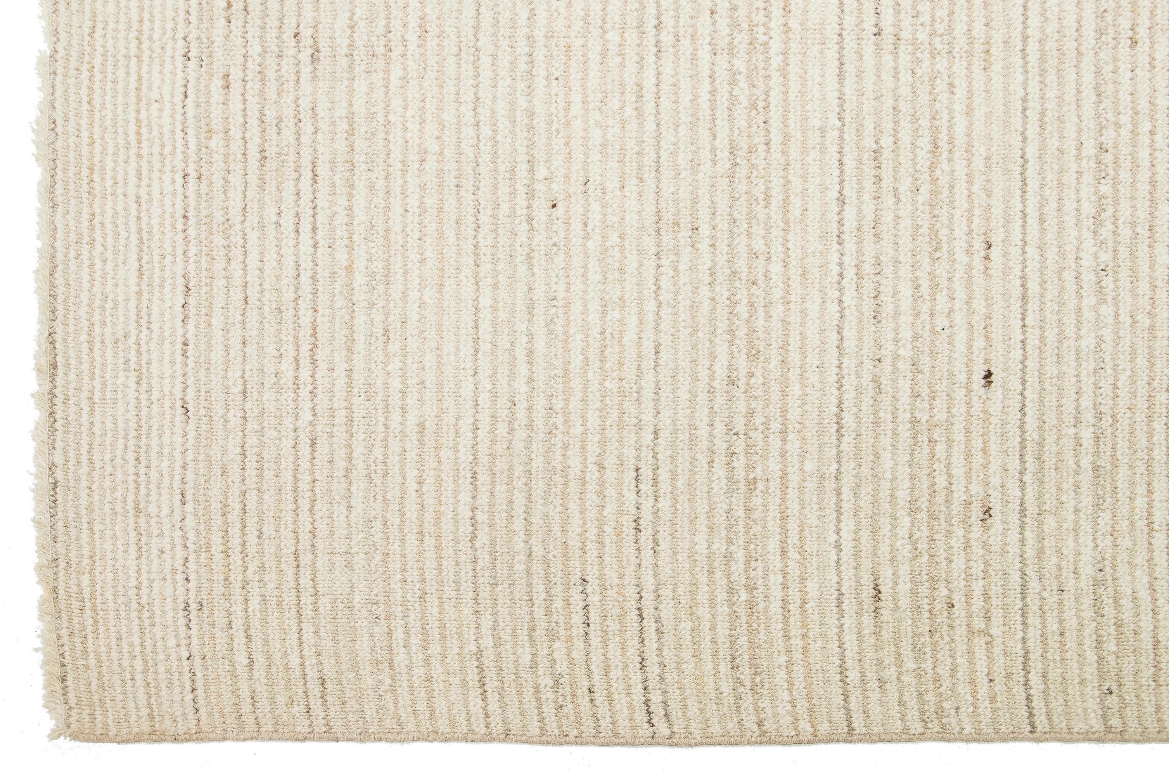 Moderner Flaweave-Wollteppich aus Kelim in Beige (Indisch) im Angebot