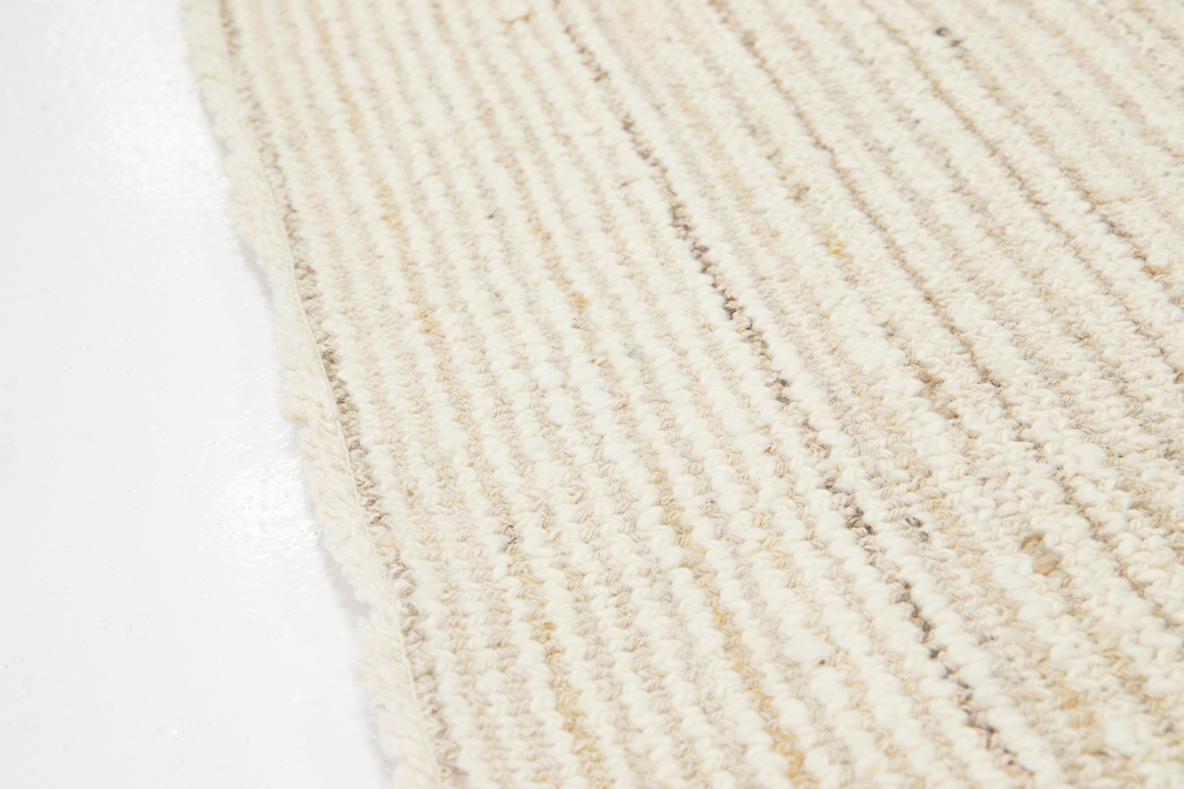Moderner Flaweave-Wollteppich aus Kelim in Beige im Zustand „Neu“ im Angebot in Norwalk, CT