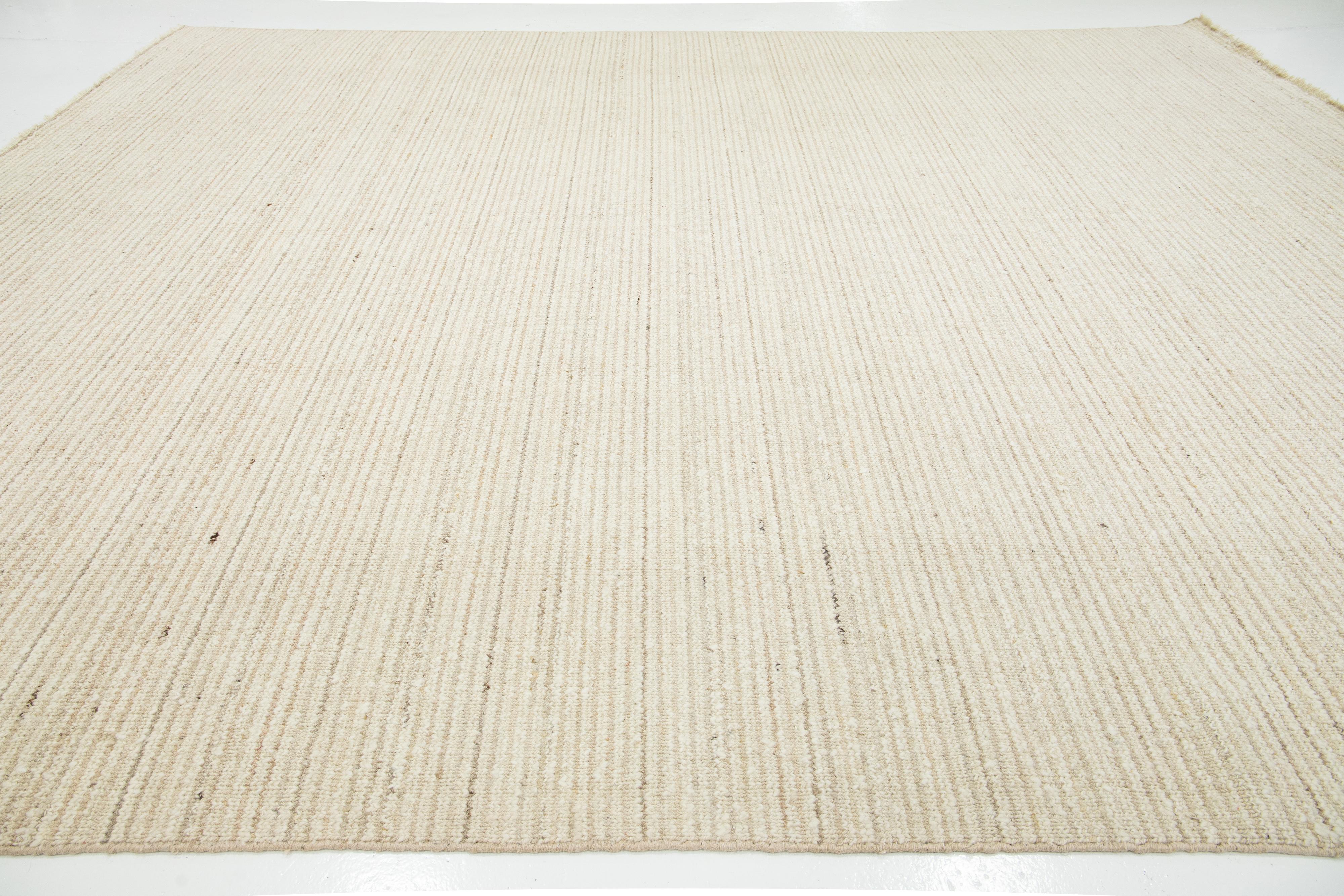 Moderner Flaweave-Wollteppich aus Kelim in Beige im Angebot 1