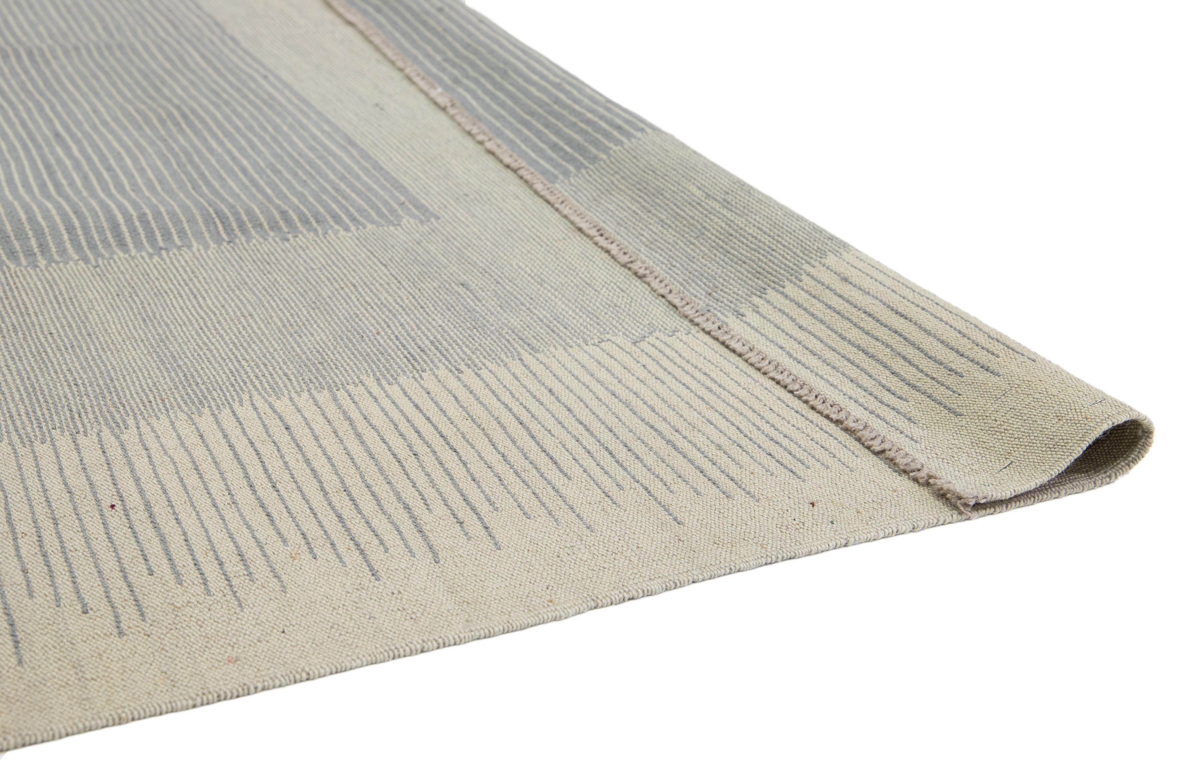 Moderner Flaweave-Wollteppich aus Kelim mit geometrischem Muster in Beige und Grau (Pakistanisch) im Angebot
