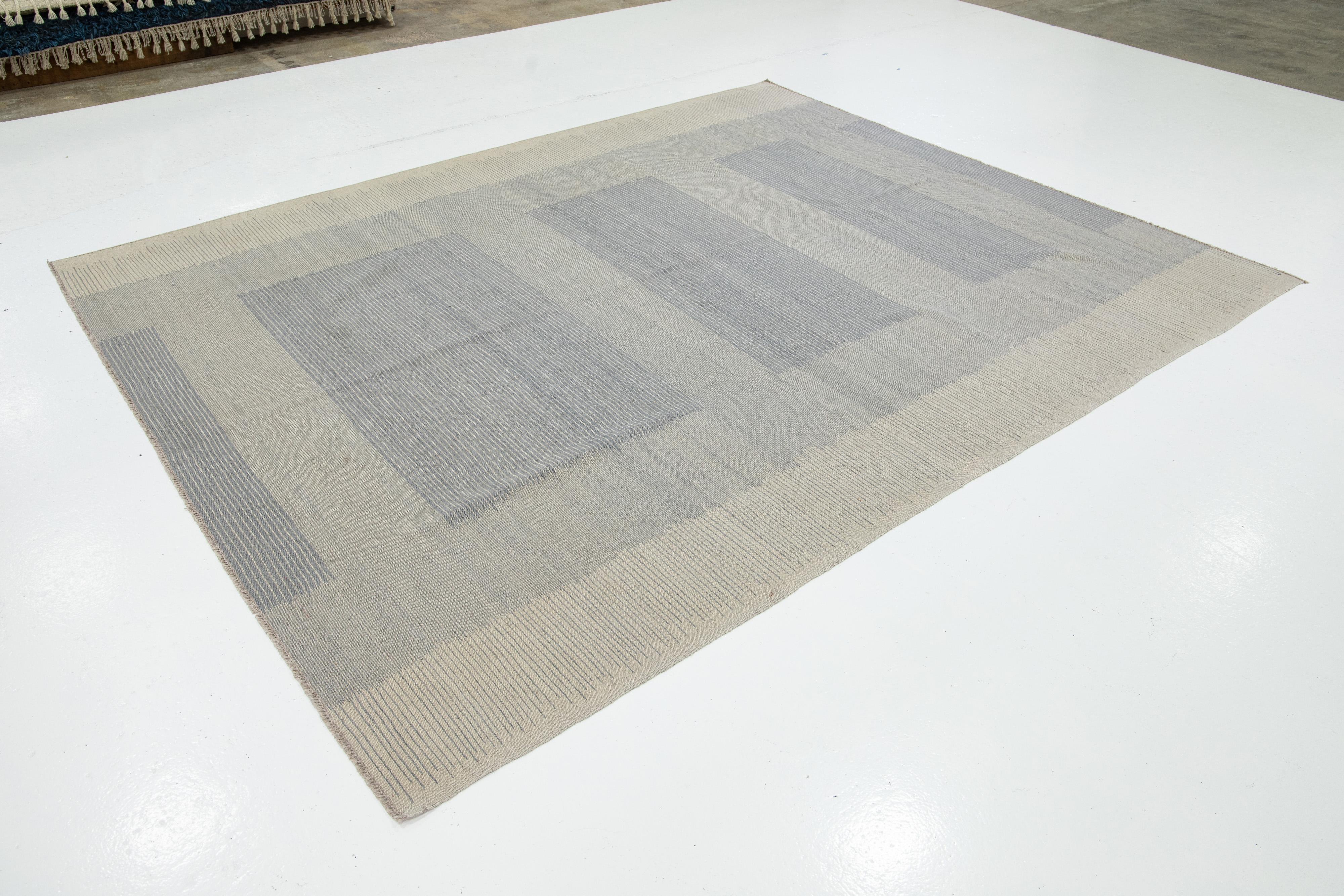 Moderner Flaweave-Wollteppich aus Kelim mit geometrischem Muster in Beige und Grau (Handgeknüpft) im Angebot