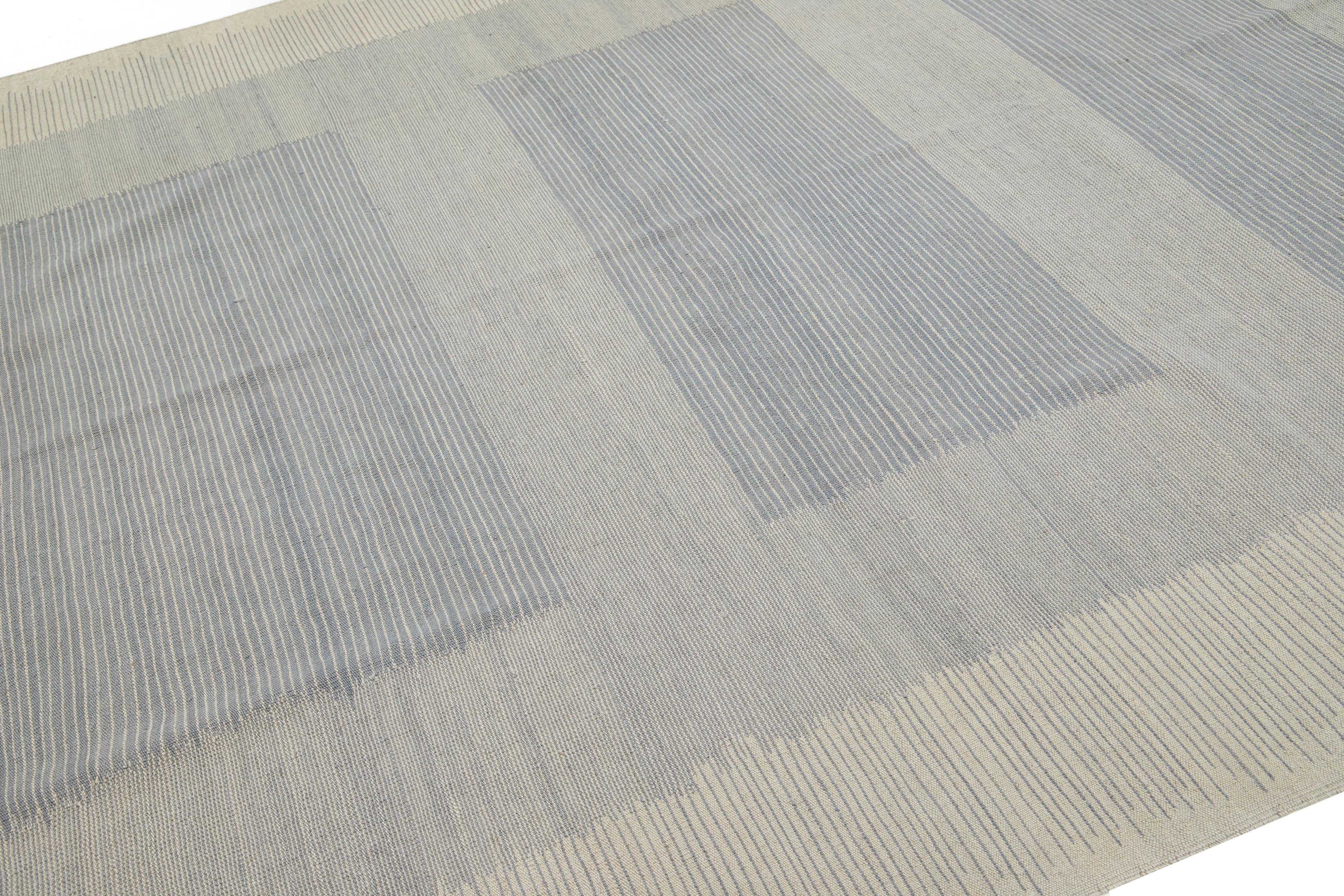 Moderner Flaweave-Wollteppich aus Kelim mit geometrischem Muster in Beige und Grau im Zustand „Neu“ im Angebot in Norwalk, CT