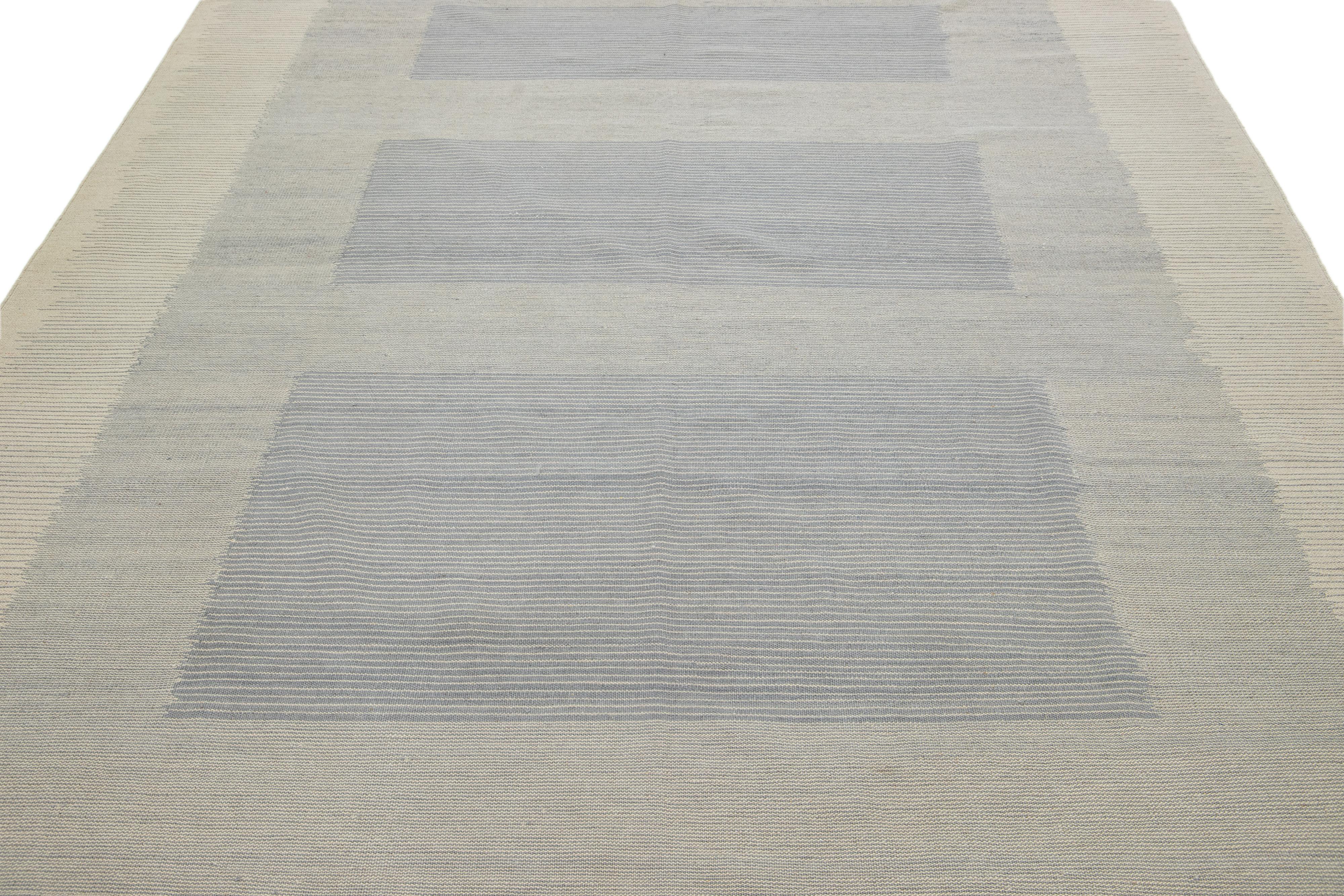 Moderner Flaweave-Wollteppich aus Kelim mit geometrischem Muster in Beige und Grau im Angebot 1