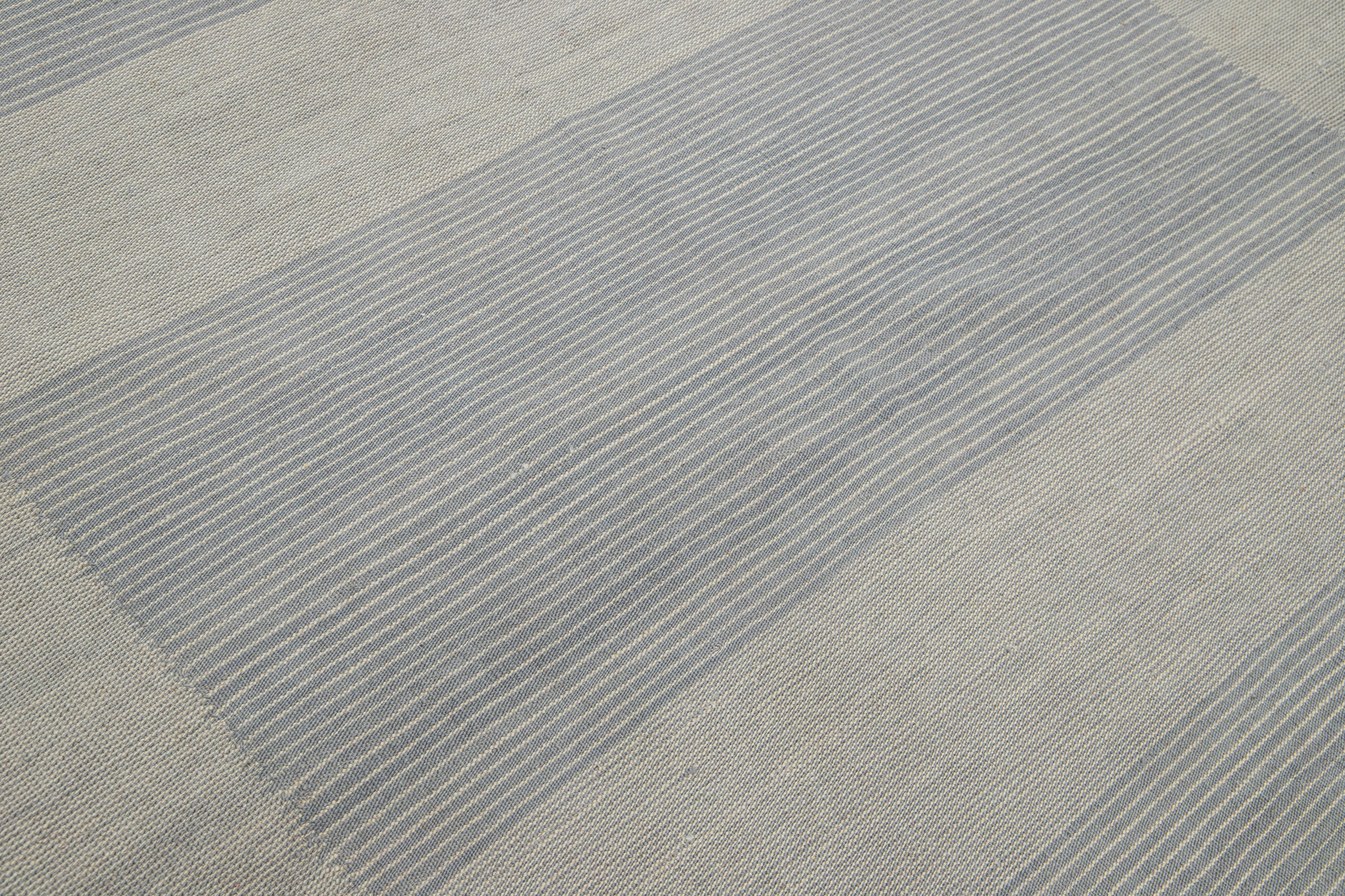 Moderner Flaweave-Wollteppich aus Kelim mit geometrischem Muster in Beige und Grau im Angebot 2