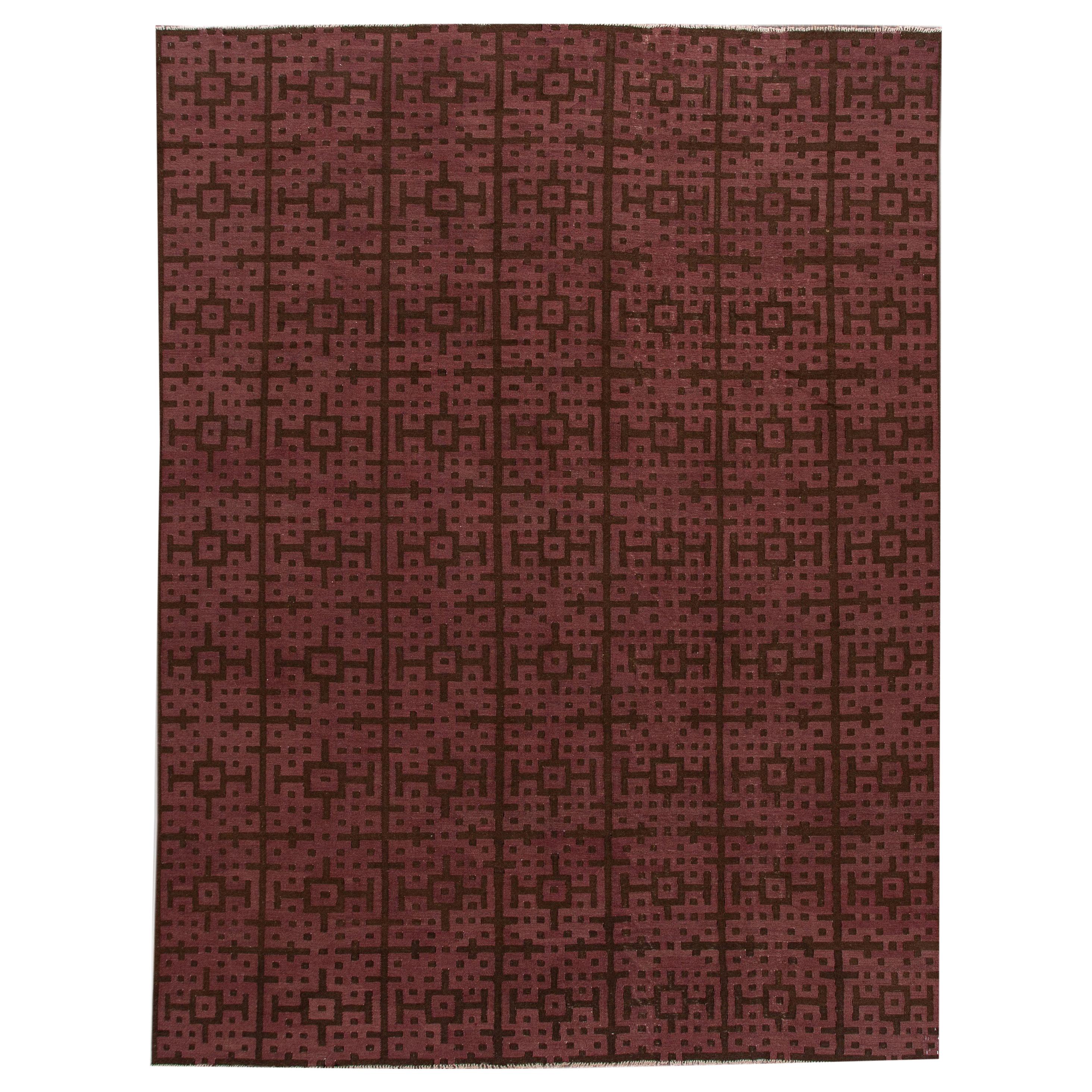 Moderner moderner handgefertigter Wollteppich in Maroon und Braun mit geometrischem Muster im Angebot