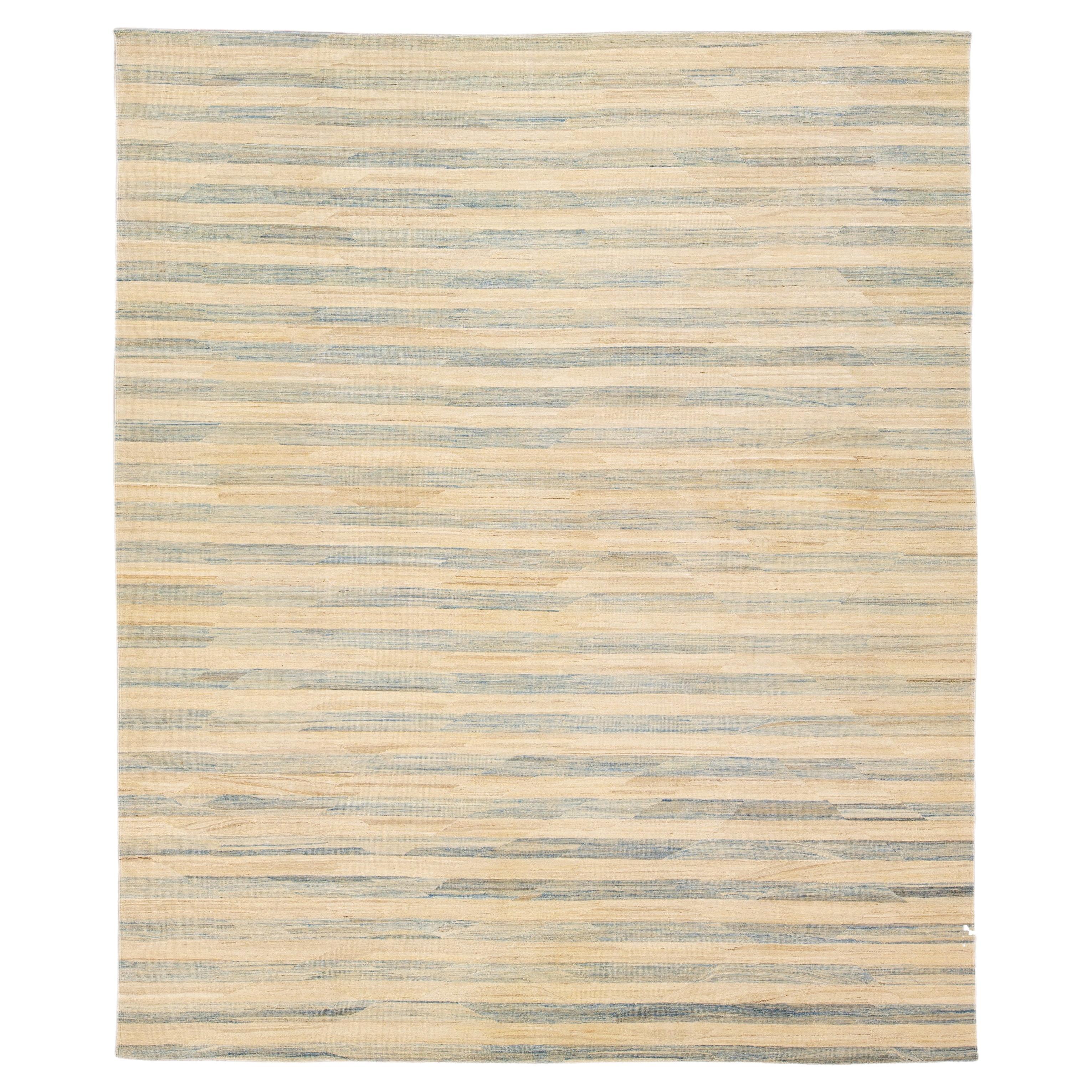 Tapis Kilim moderne en laine surdimensionné beige et bleu à motif rayé, fait à la main et tissé à plat