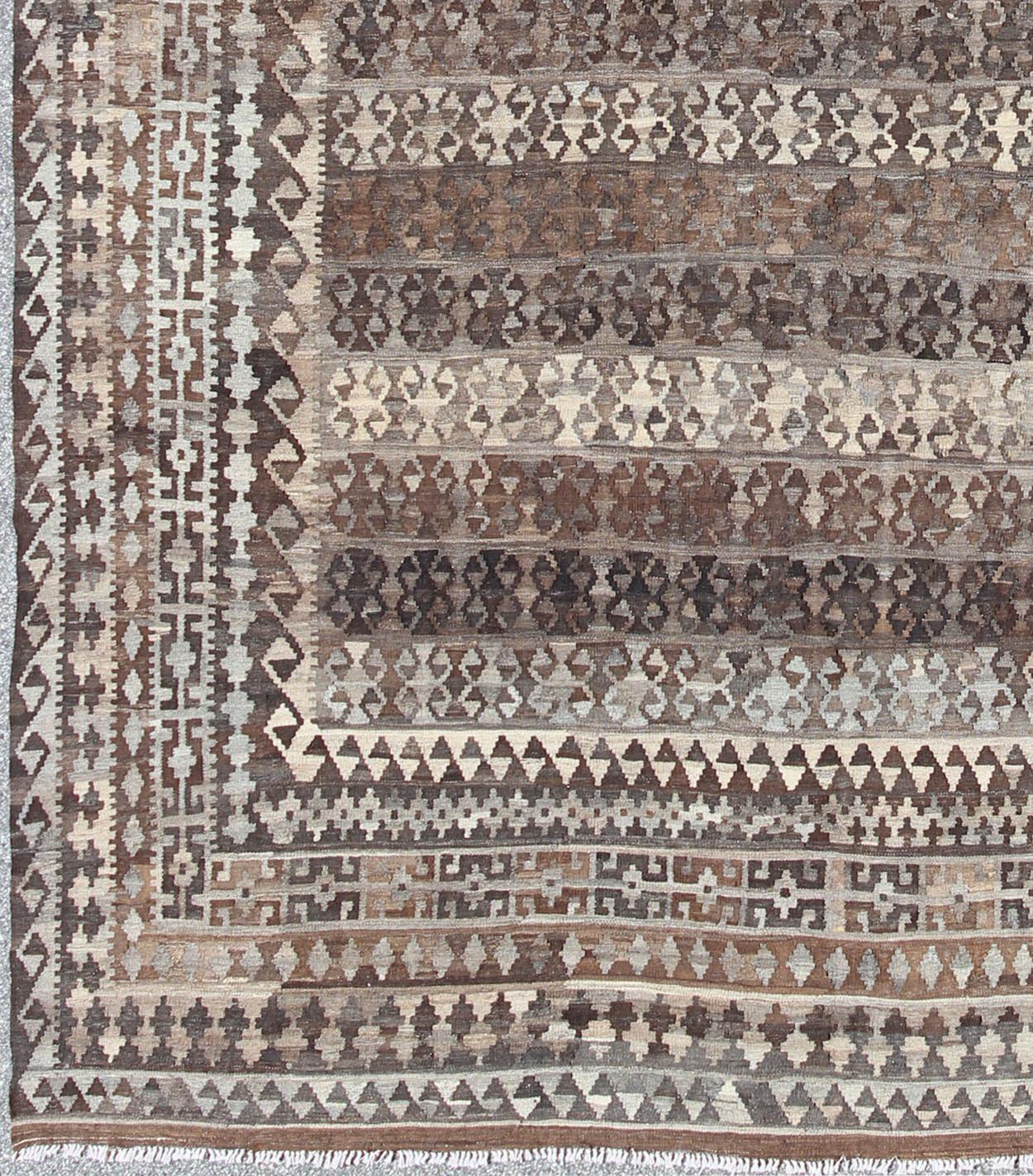 Moderner moderner Kelim in natürlichen Farben und ungefärbter Wolle in Diamant-Stammesmuster (Afghanisch) im Angebot